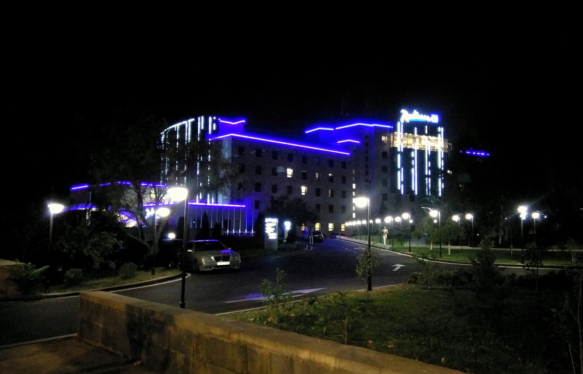 Radisson Blu (via Wikimedia Commons, CC BY-SA 4.0)