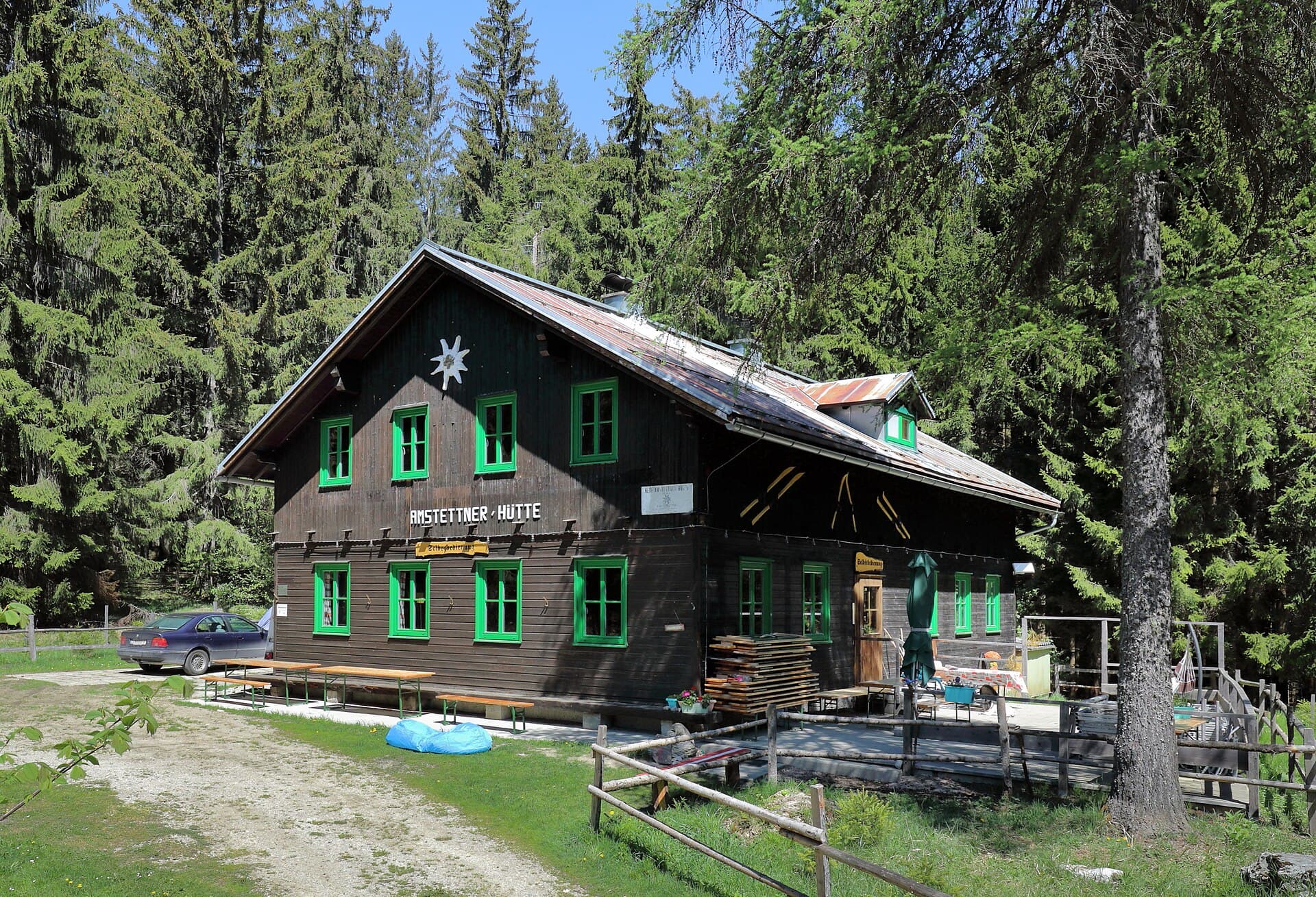 Amstettner Hütte (via Wikimedia Commons, CC BY-SA 4.0)
