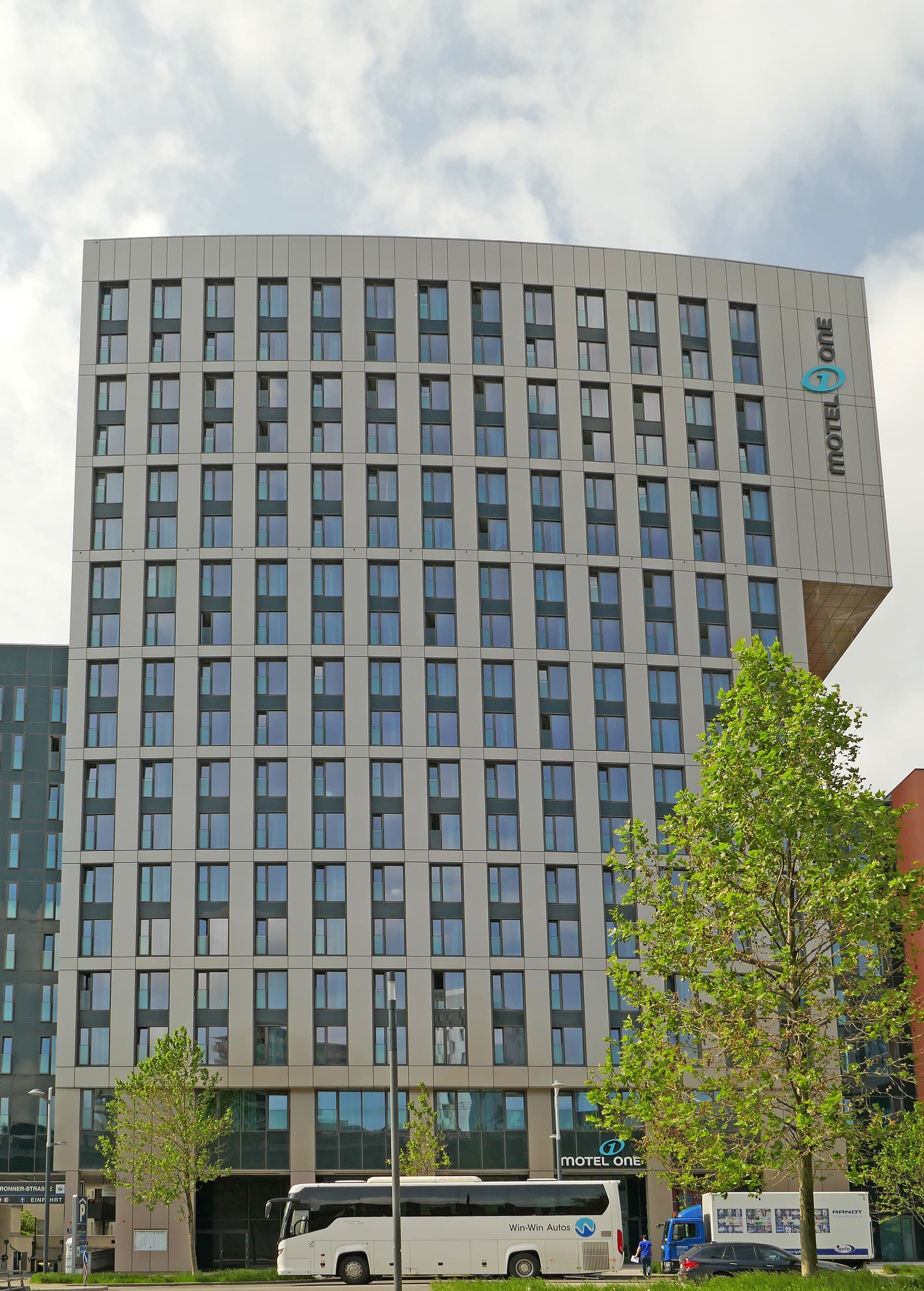 Motel One Hauptbahnhof (via Wikimedia Commons, CC BY-SA 4.0)