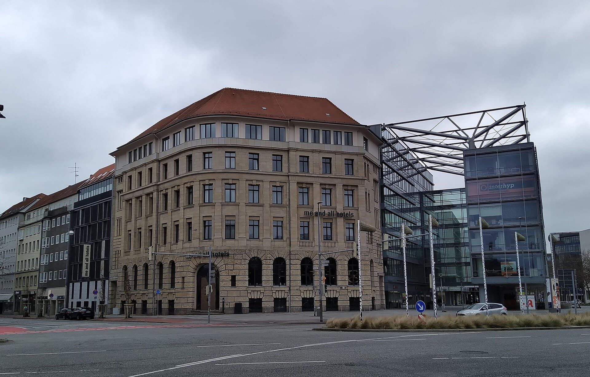 Me and All Hotel Hanover (via Wikimedia Commons, CC BY 4.0)