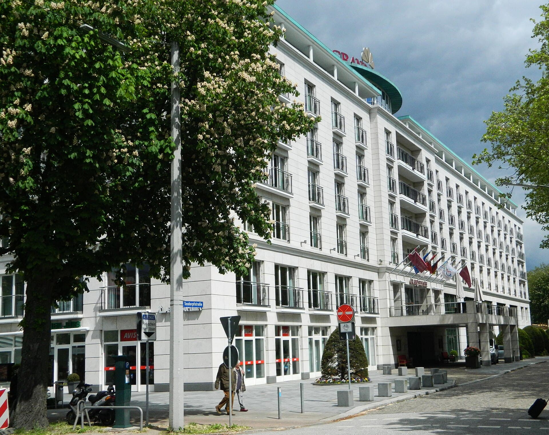 Grand Elysee (via Wikimedia Commons, CC BY 3.0)