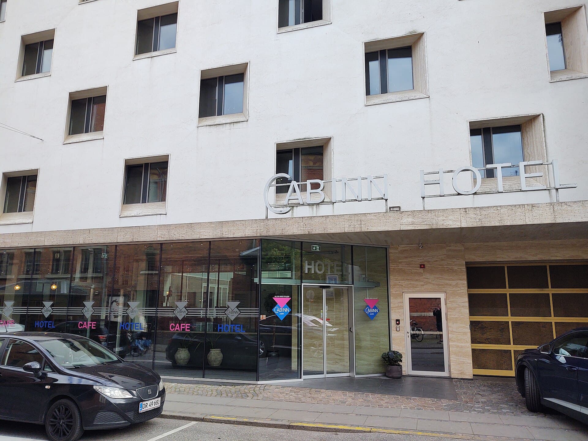 Cabinn Aarhus (via Wikimedia Commons, CC BY-SA 4.0)