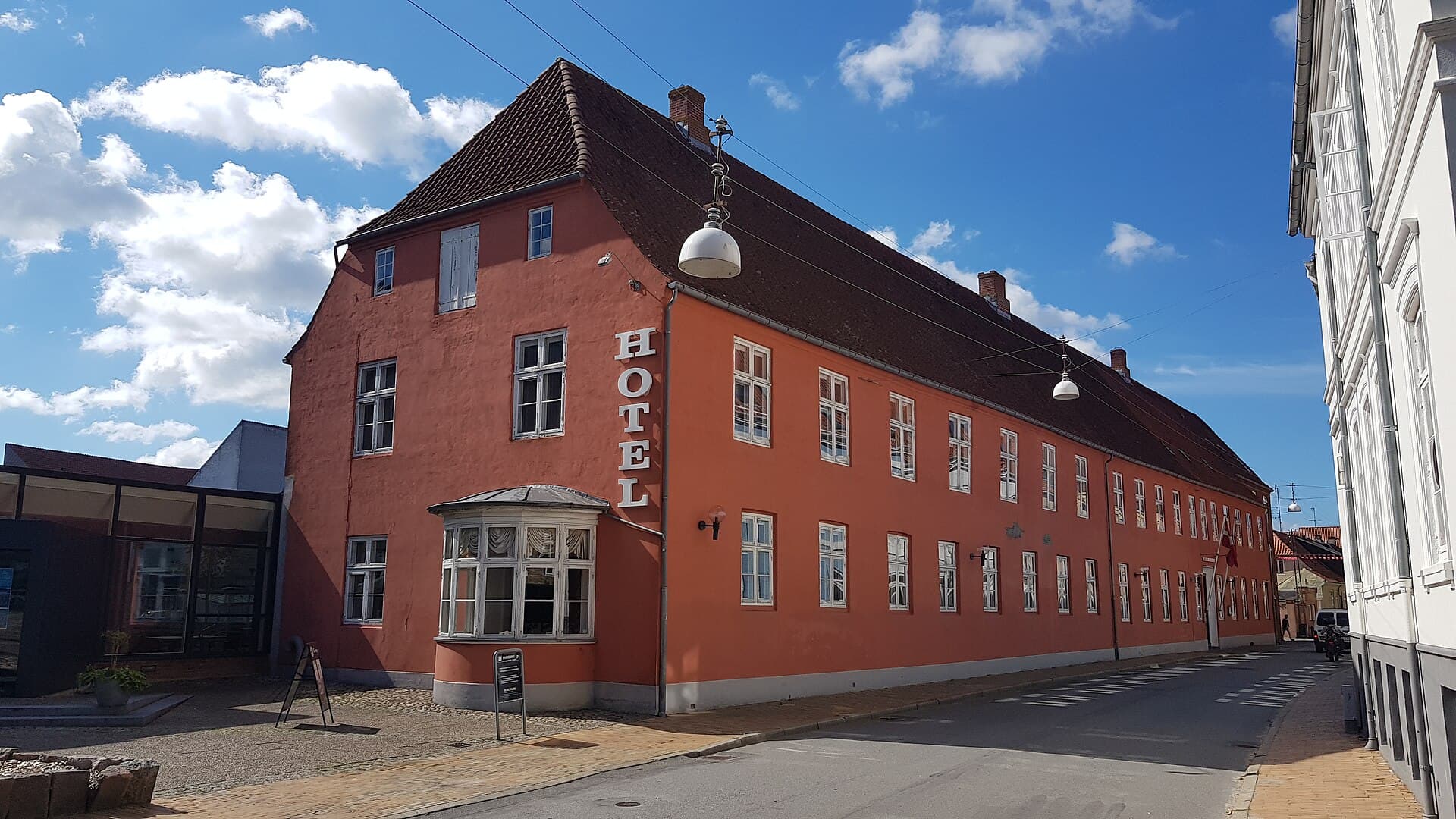 Hotel Harmonien (via Wikimedia Commons, CC BY-SA 4.0)