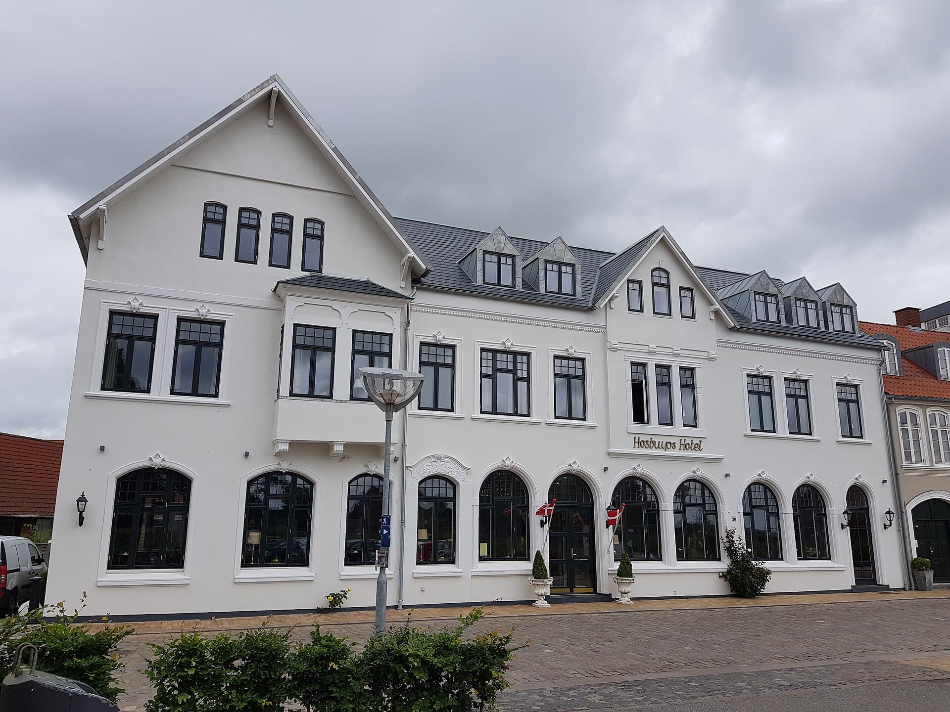 Hostrups Hotel (via Wikimedia Commons, CC BY-SA 4.0)