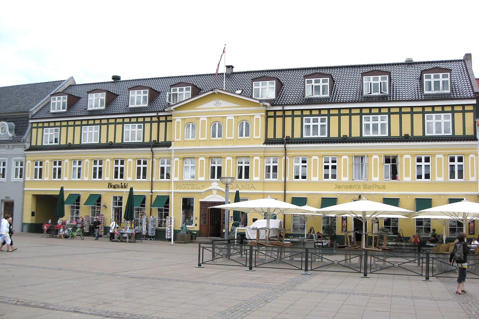 Hotel Dania (via Wikimedia Commons, CC BY-SA 3.0)
