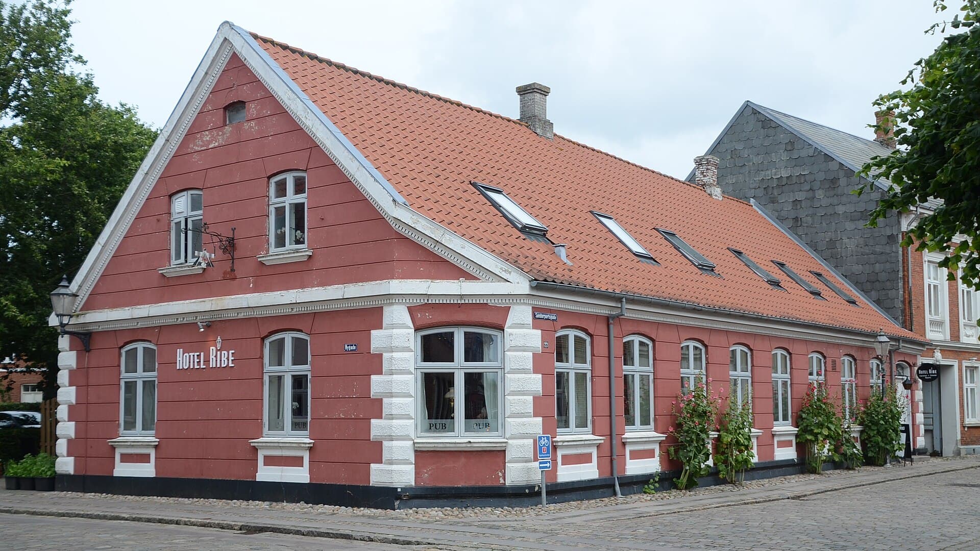 Hotel Ribe (via Wikimedia Commons, CC BY-SA 4.0)