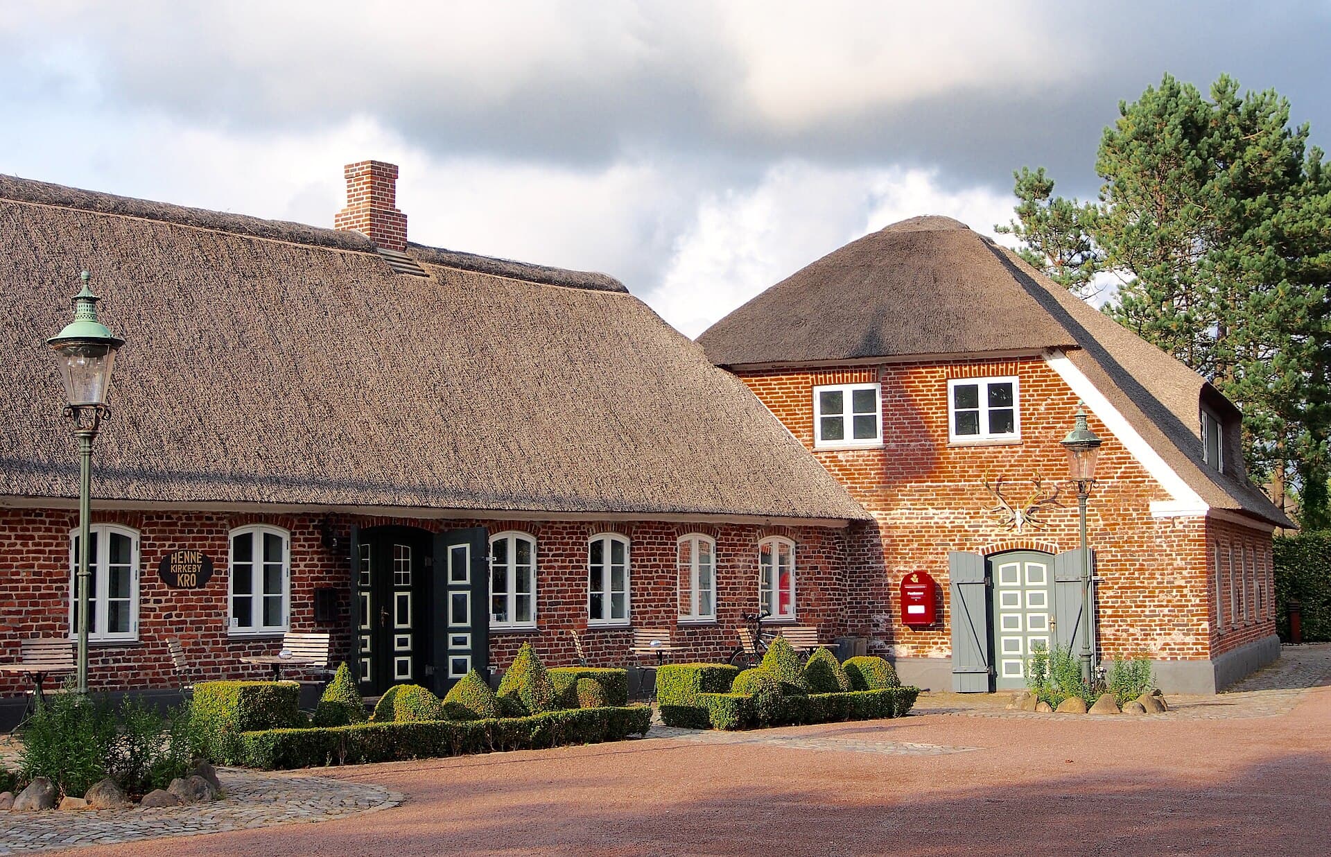 Henne Kirkeby Kro Room (via Wikimedia Commons, CC BY-SA 4.0)