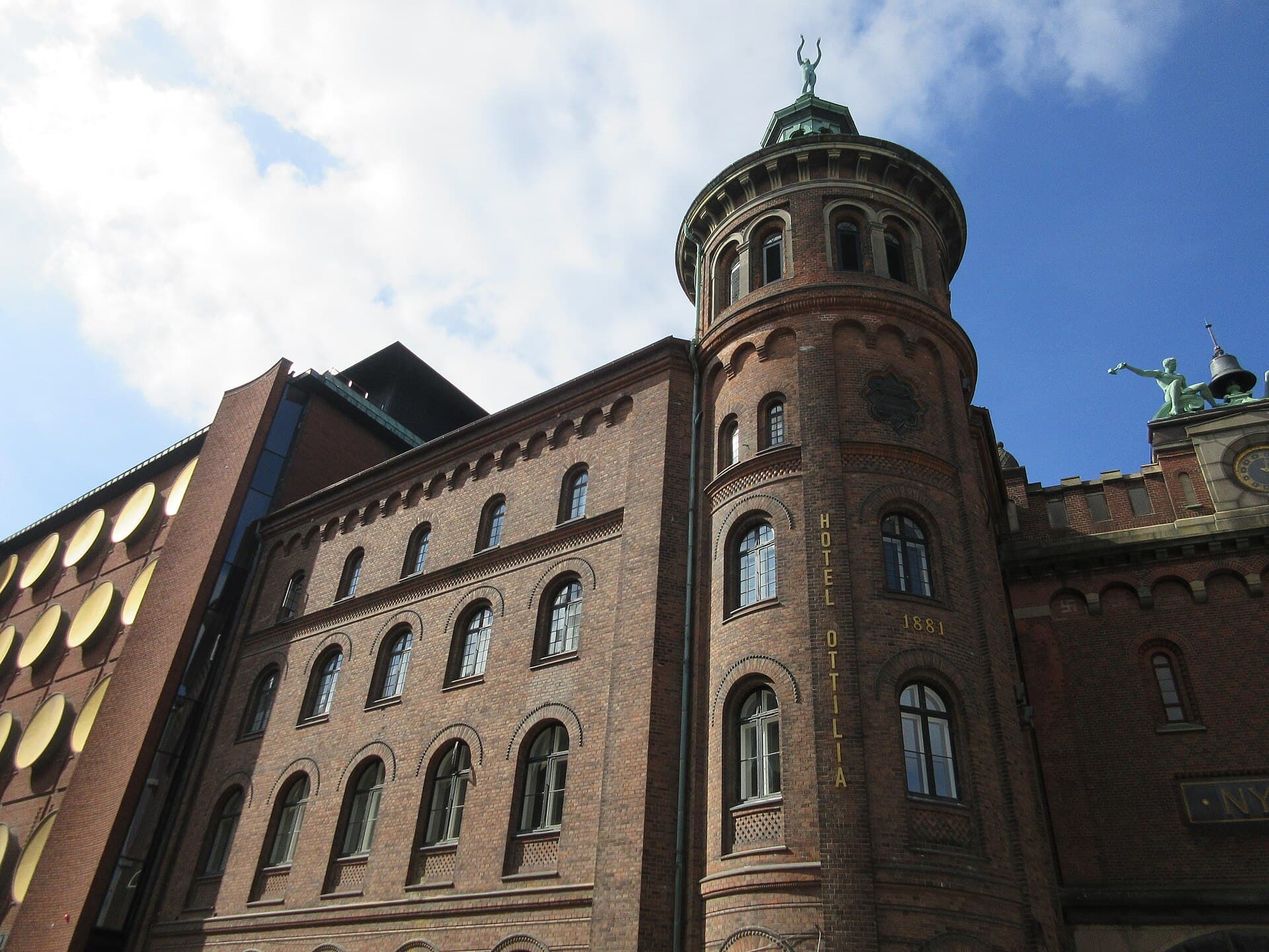 Hotel Ottilia (via Wikimedia Commons, CC BY-SA 4.0)