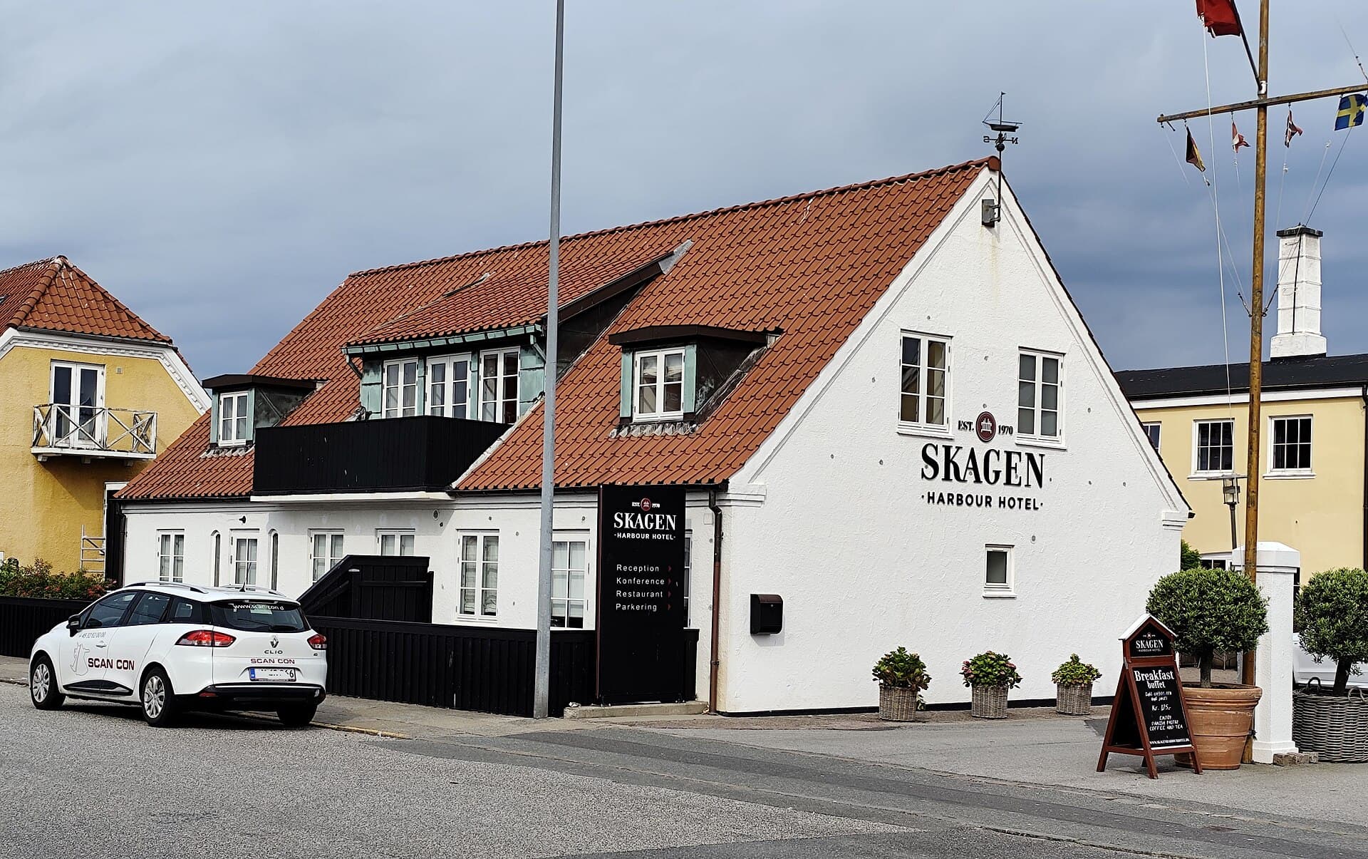 Skagen Harbour Hotel (via Wikimedia Commons, CC BY 4.0)