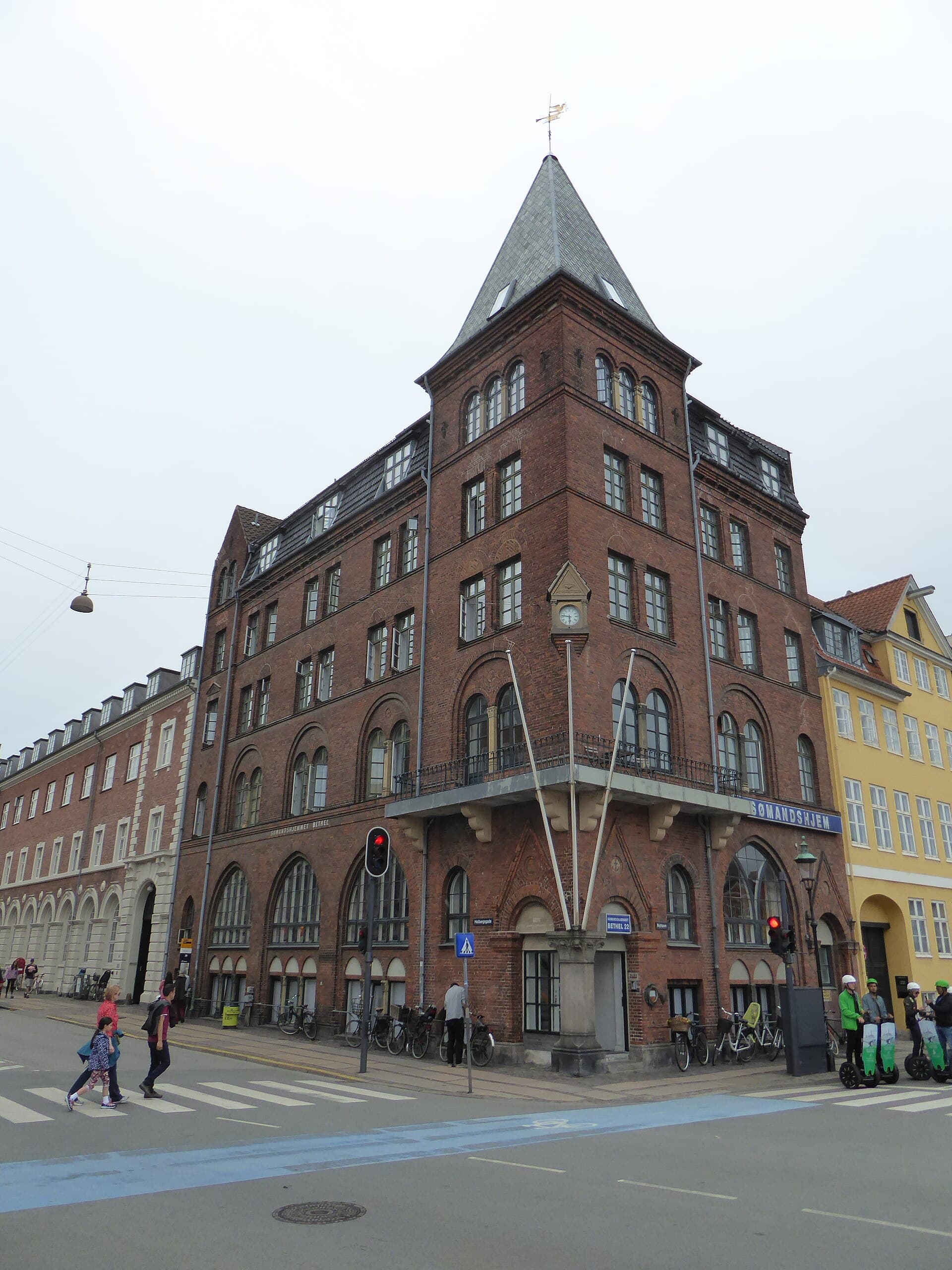 Hotel Bethel (via Wikimedia Commons, CC BY-SA 4.0)
