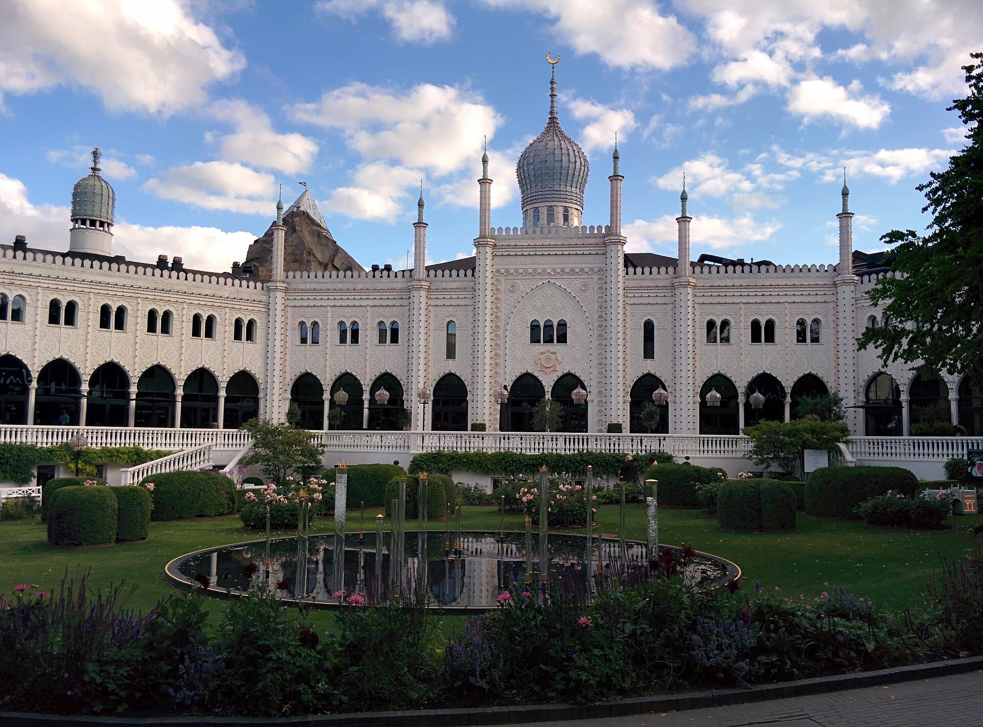 Nimb Hotel (via Wikimedia Commons, CC BY 2.0)