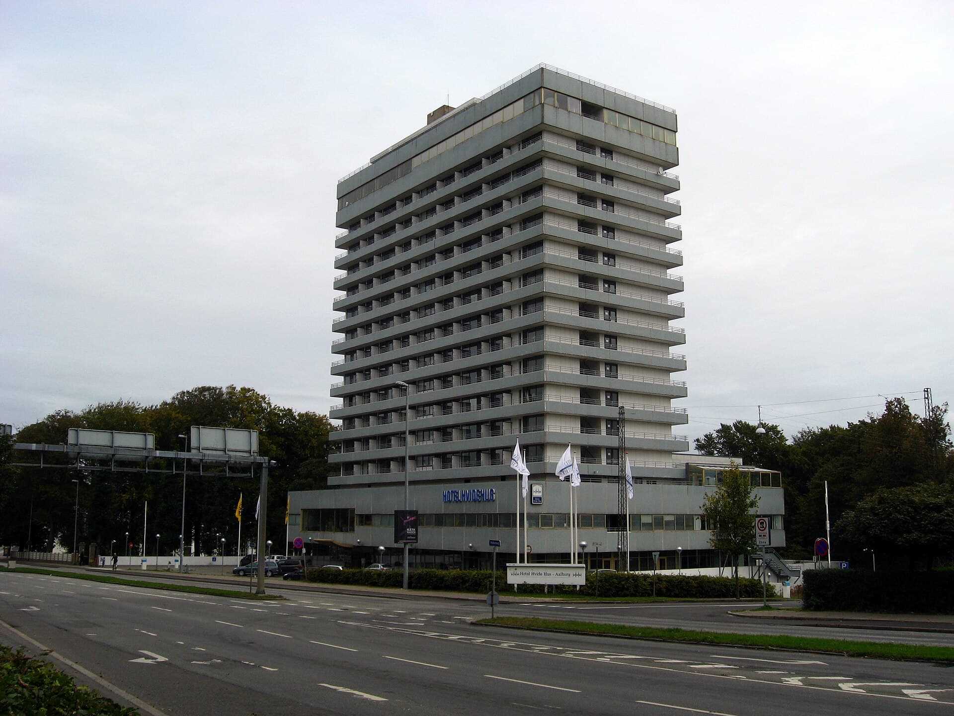 Comwell Hotel Hvide Hus (via Wikimedia Commons, CC BY 3.0)