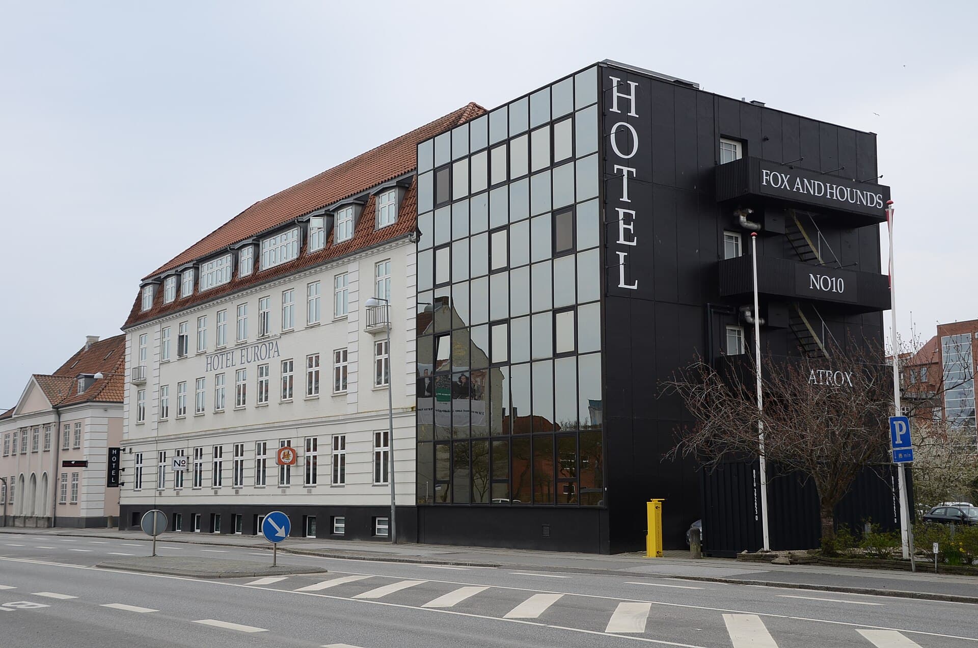 Hotel Europa (via Wikimedia Commons, CC BY-SA 4.0)
