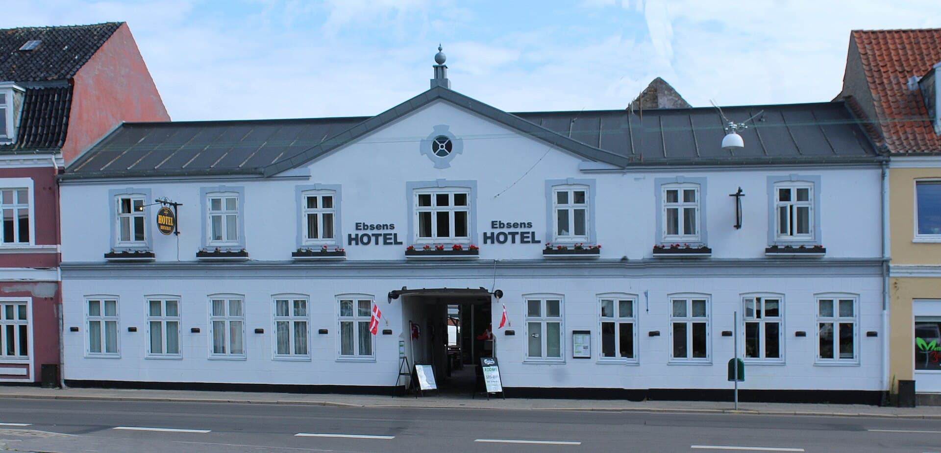 Ebsens Hotel (via Wikimedia Commons, CC BY 4.0)