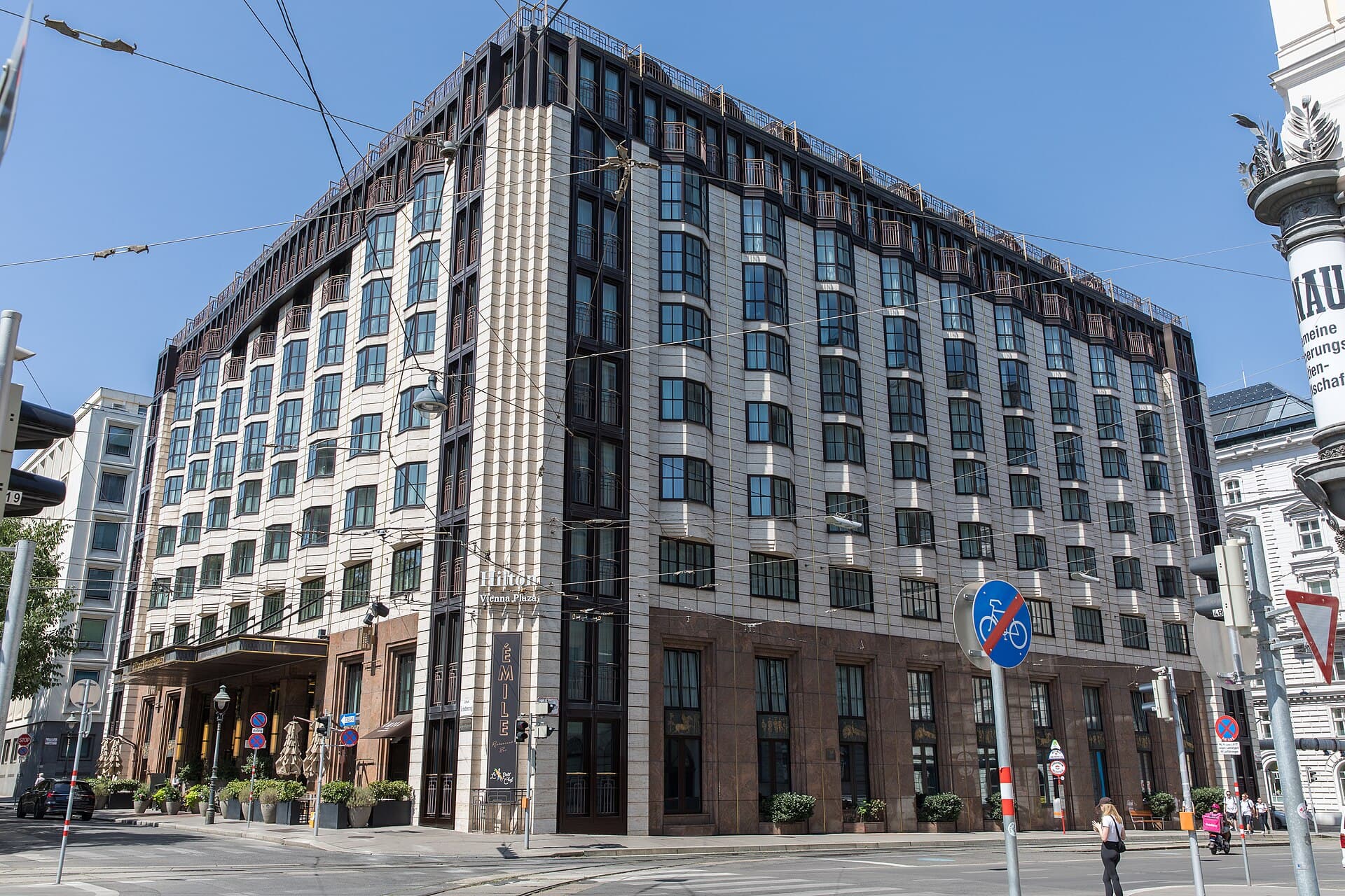Hilton Vienna Plaza (via Wikimedia Commons, CC BY-SA 4.0)