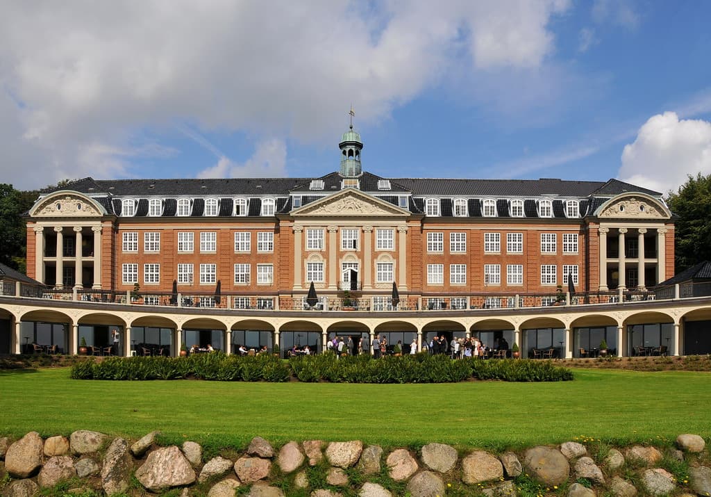 Hotel Koldingfjord (via Wikimedia Commons, CC BY 2.0)