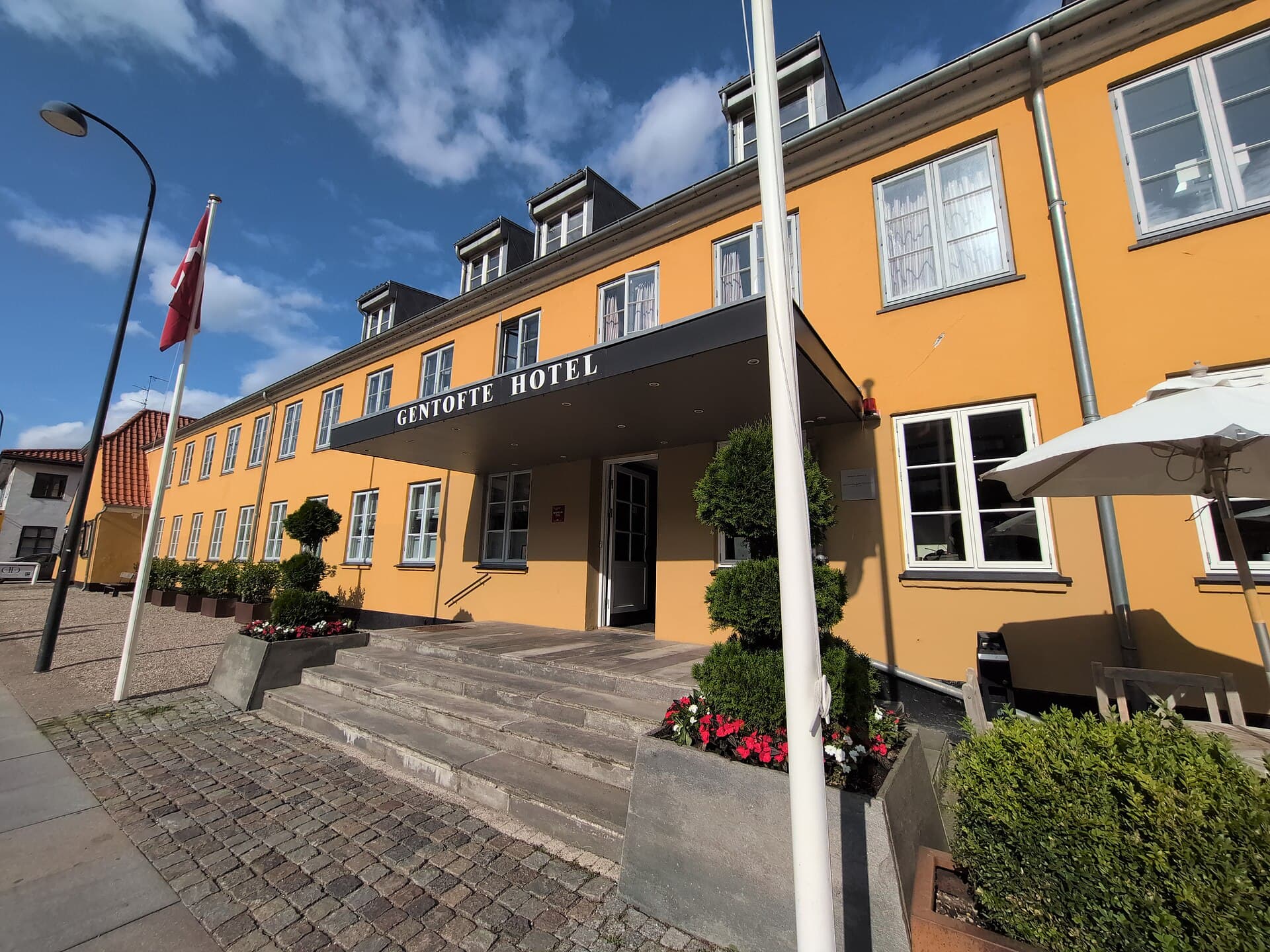 Gentofte Hotel (via Wikimedia Commons, CC0)