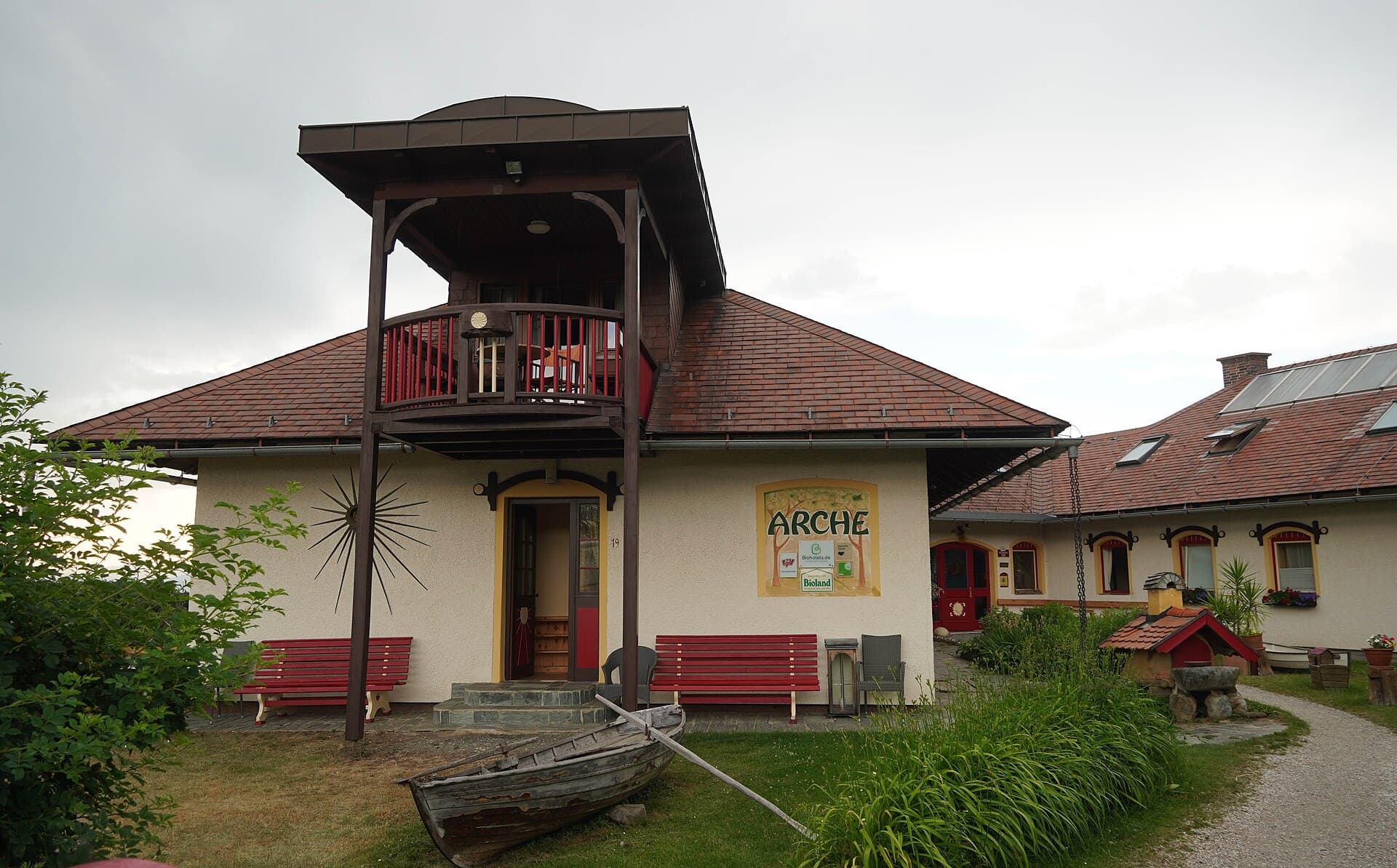 Biolandhaus Arche (via Wikimedia Commons, CC BY-SA 4.0)