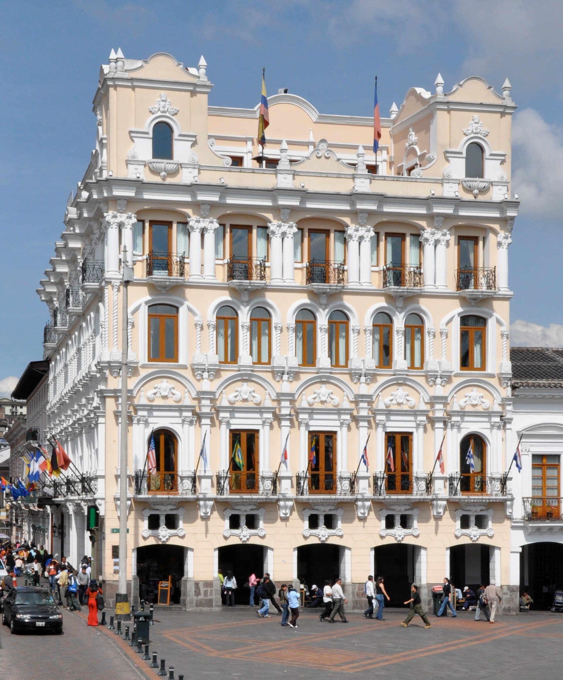 Plaza Grande (via Wikimedia Commons, CC BY 2.0)