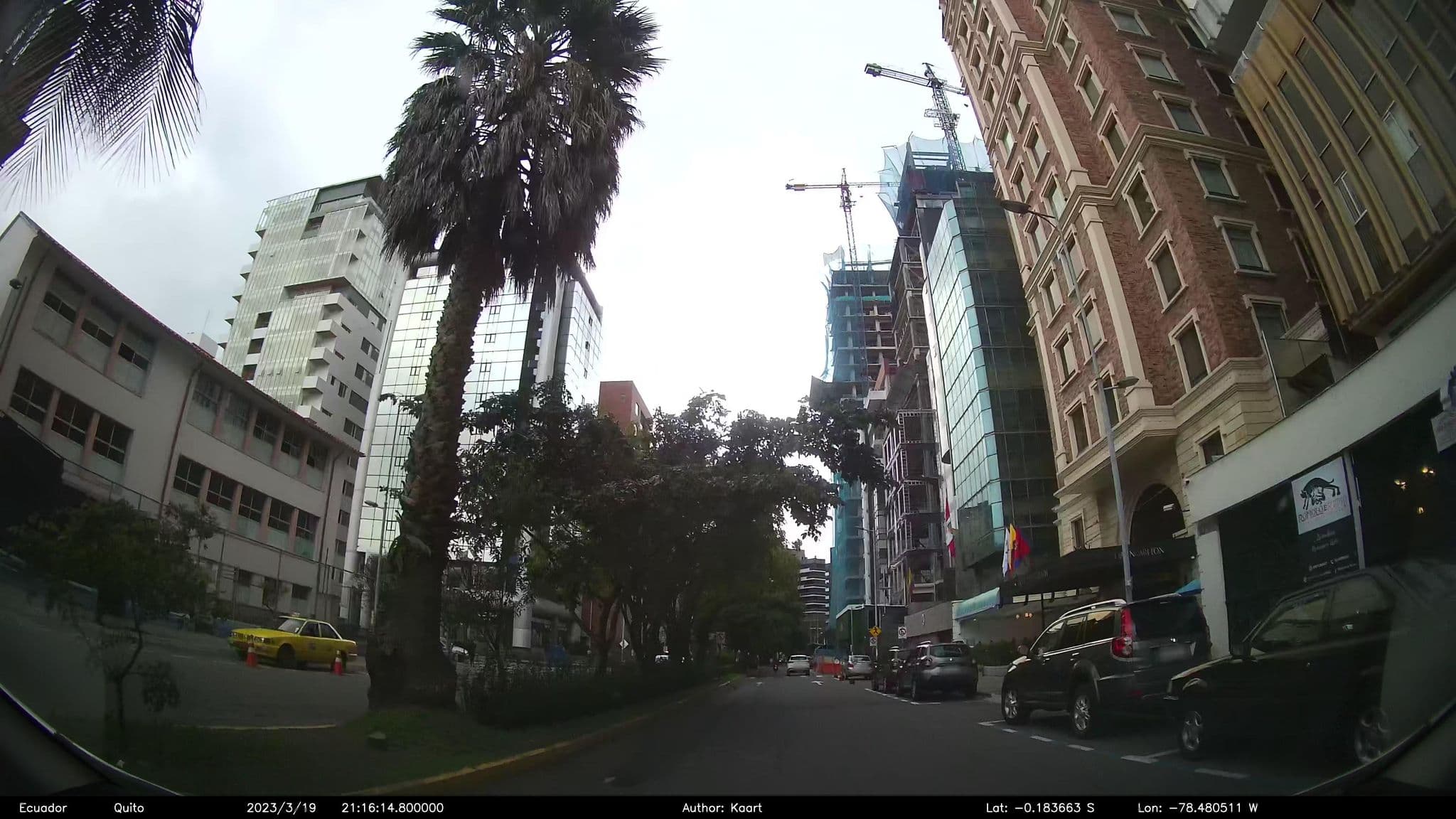 Street view near Le Parc, Quito