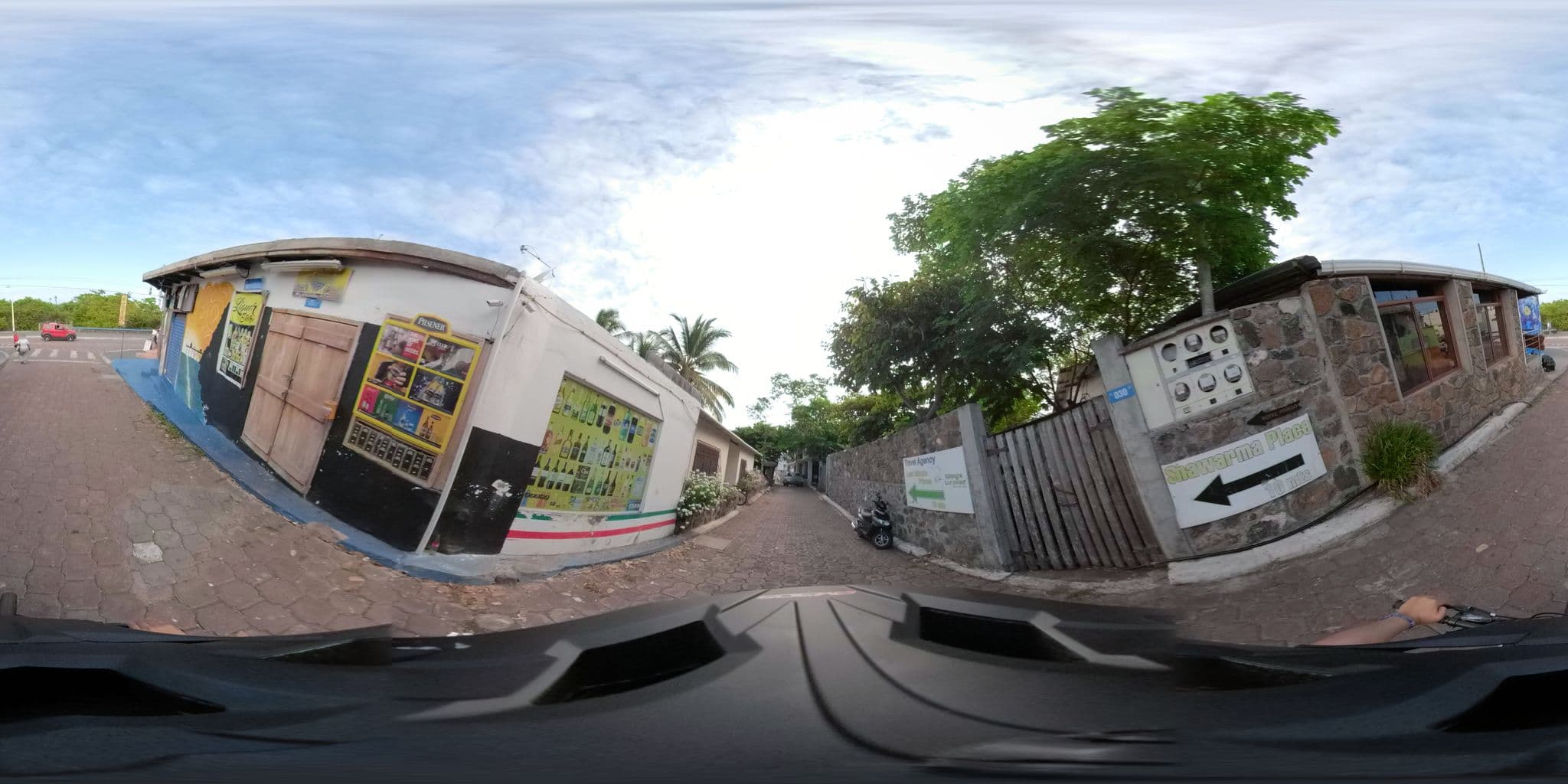 Street view near Hostel Mamino, Puerto Ayora — © sdanielzer (CC BY-SA · Mapillary)