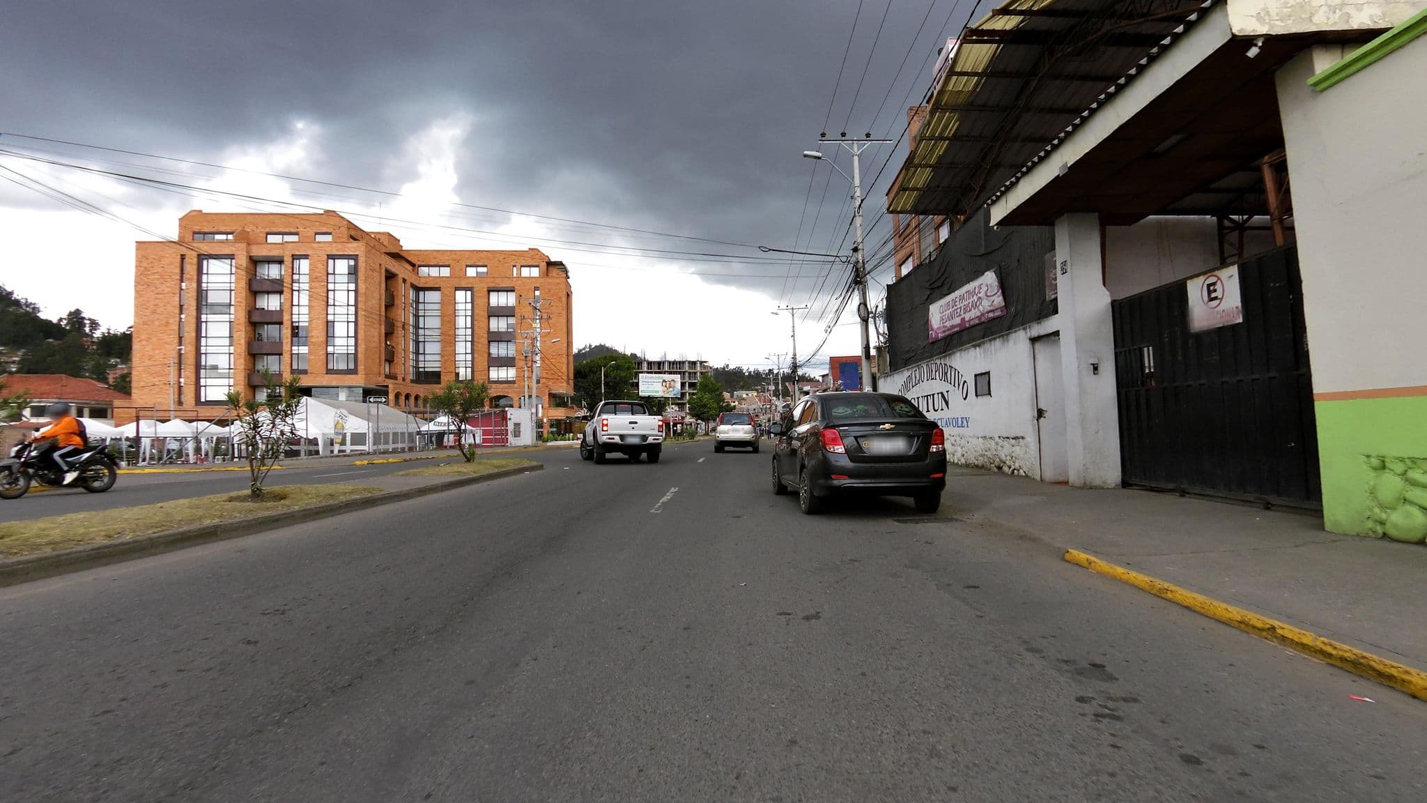Street view near Complejo Deportivo Gutun, Cuenca
