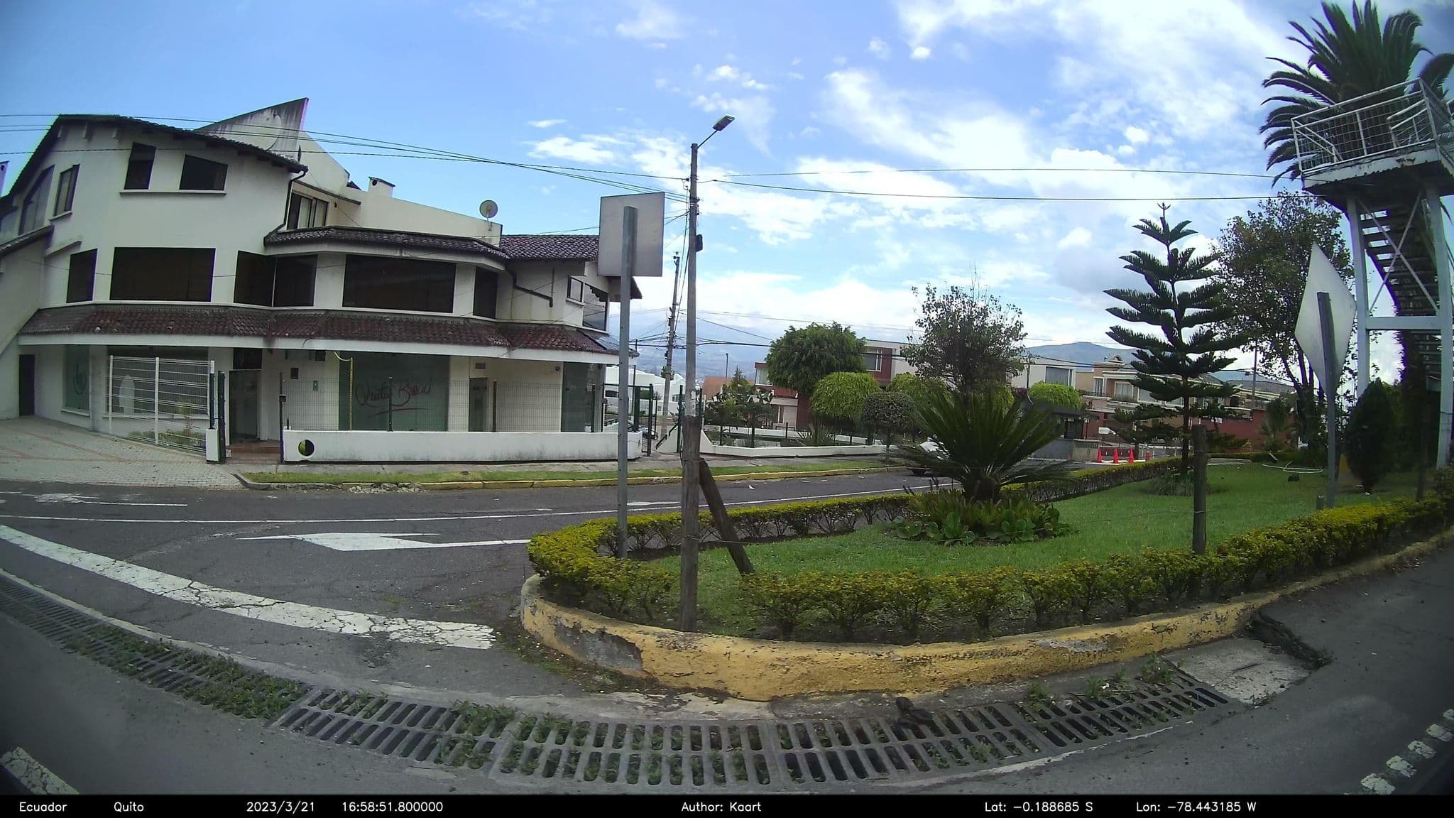 Street view near Conjunto Miravalle 3, Quito