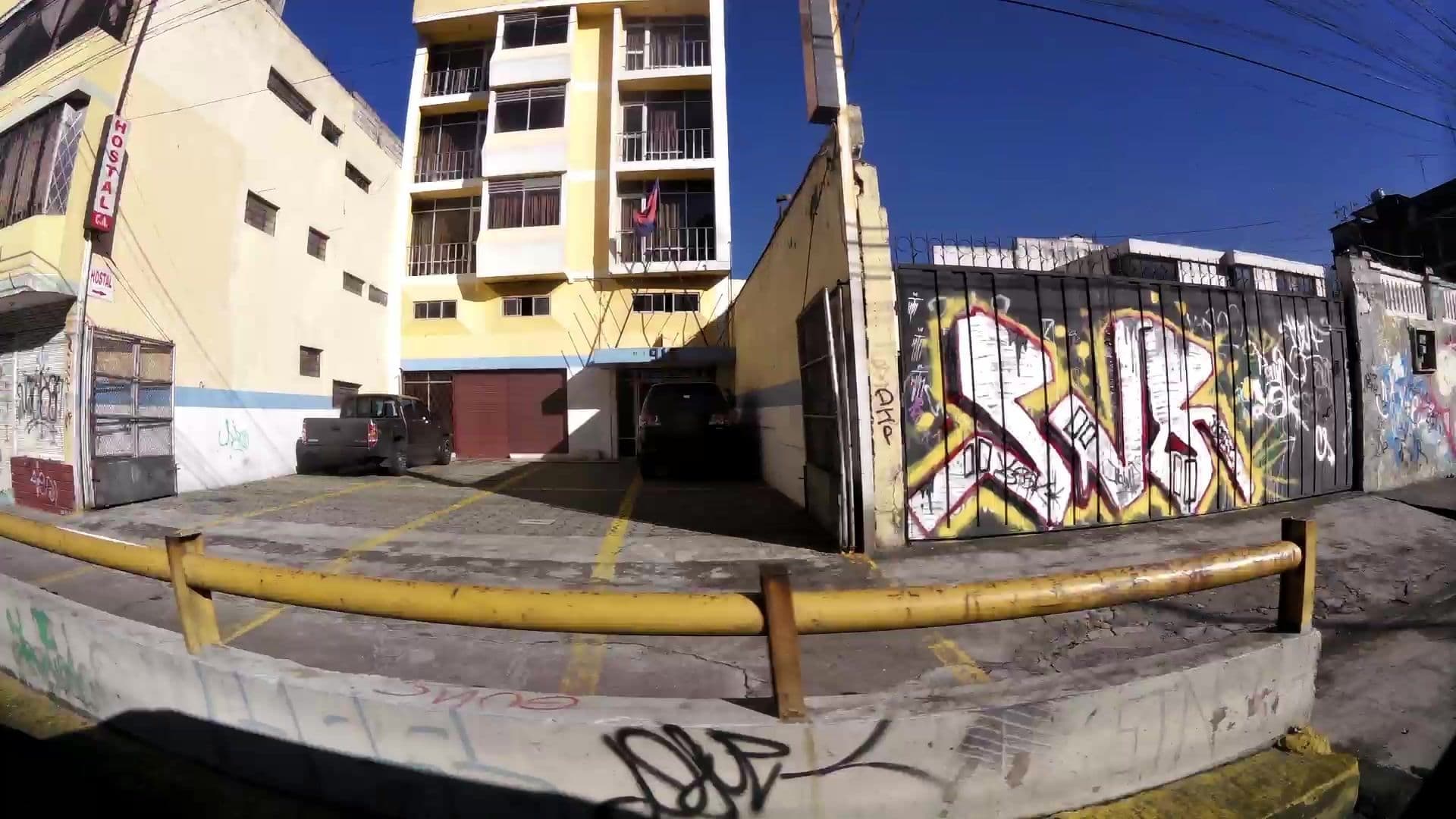 Street view near Hostal Vuelve al Paraíso, Quito