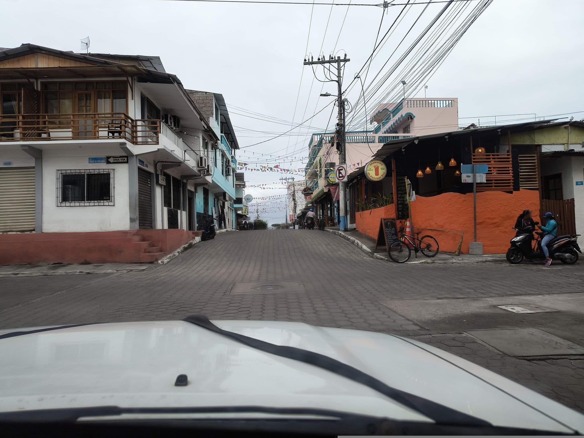 Street view near Hotel Salinas, Puerto Ayora — © mapeadora (CC BY-SA · Mapillary)