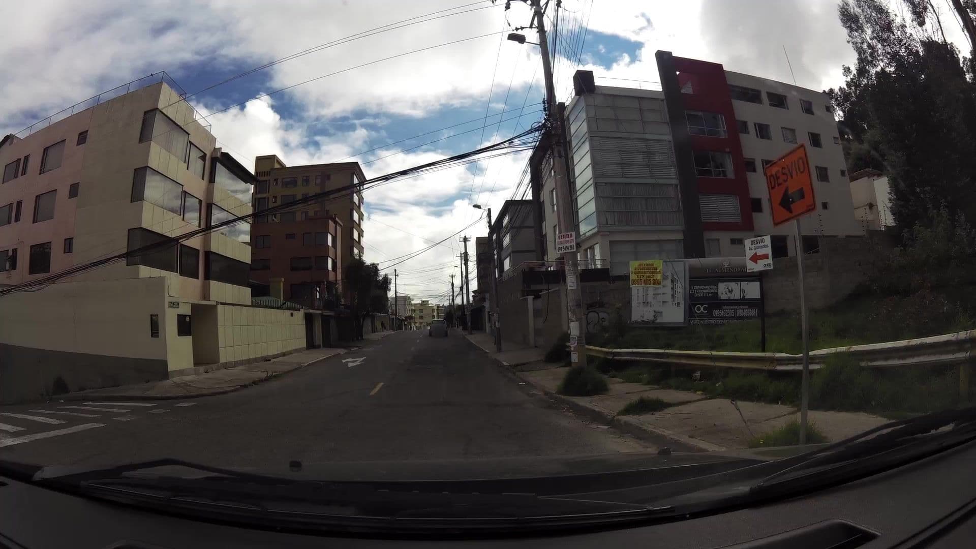 Street view near Tr, Quito
