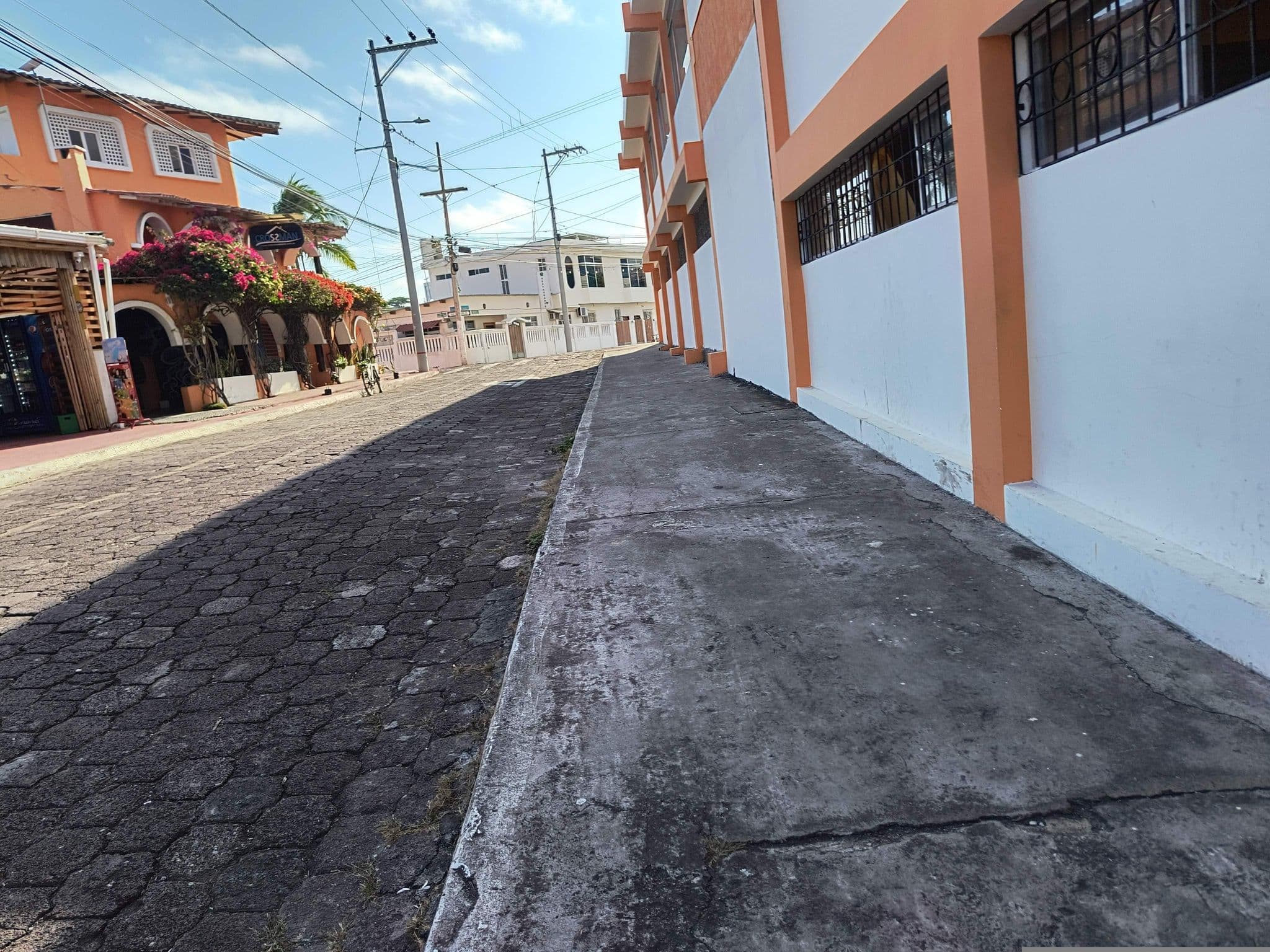 Street view near CAPITAN Max, Puerto Ayora — © mapeadora (CC BY-SA · Mapillary)