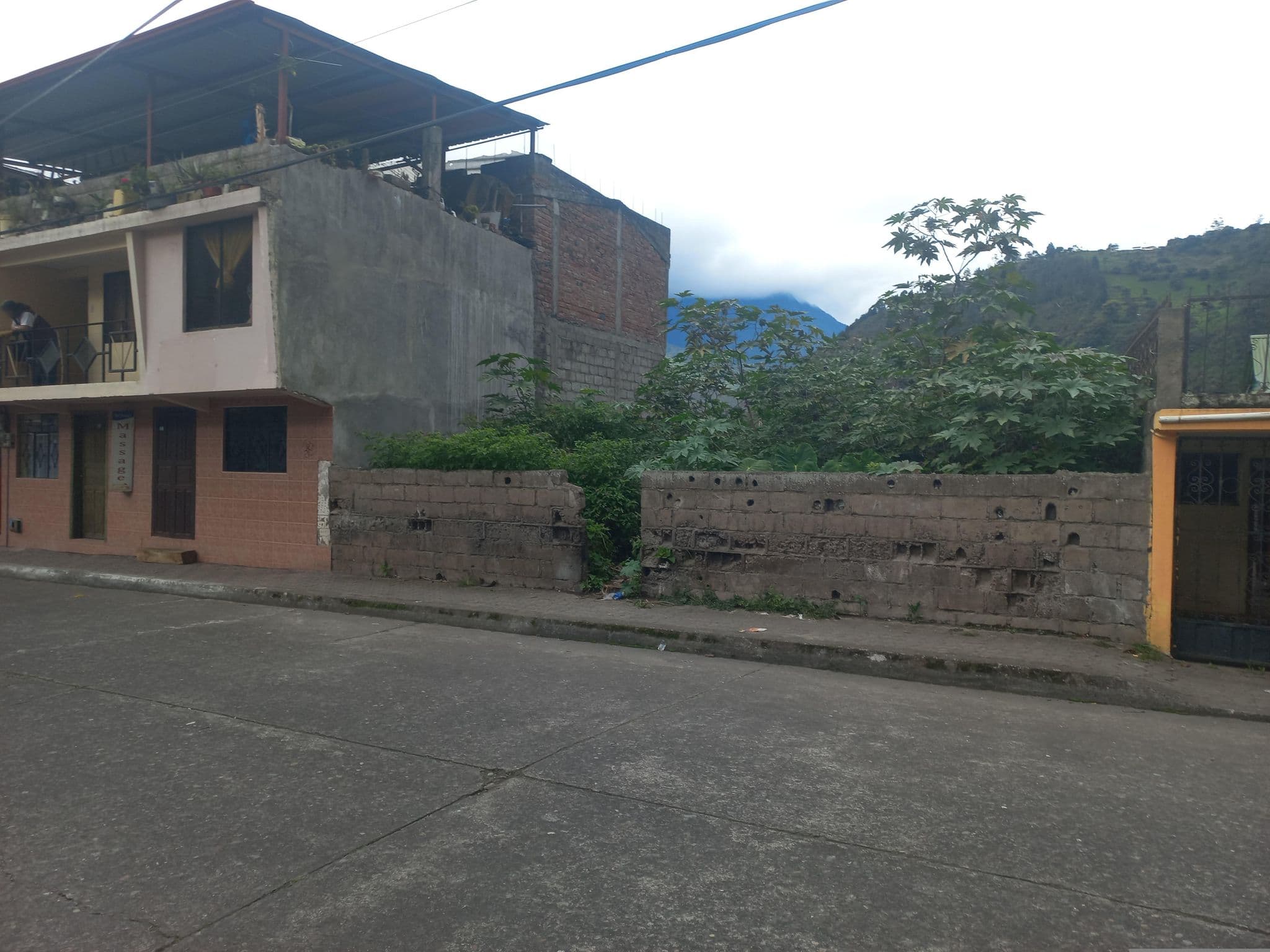 Street view near Papacho's Hostel, Baños