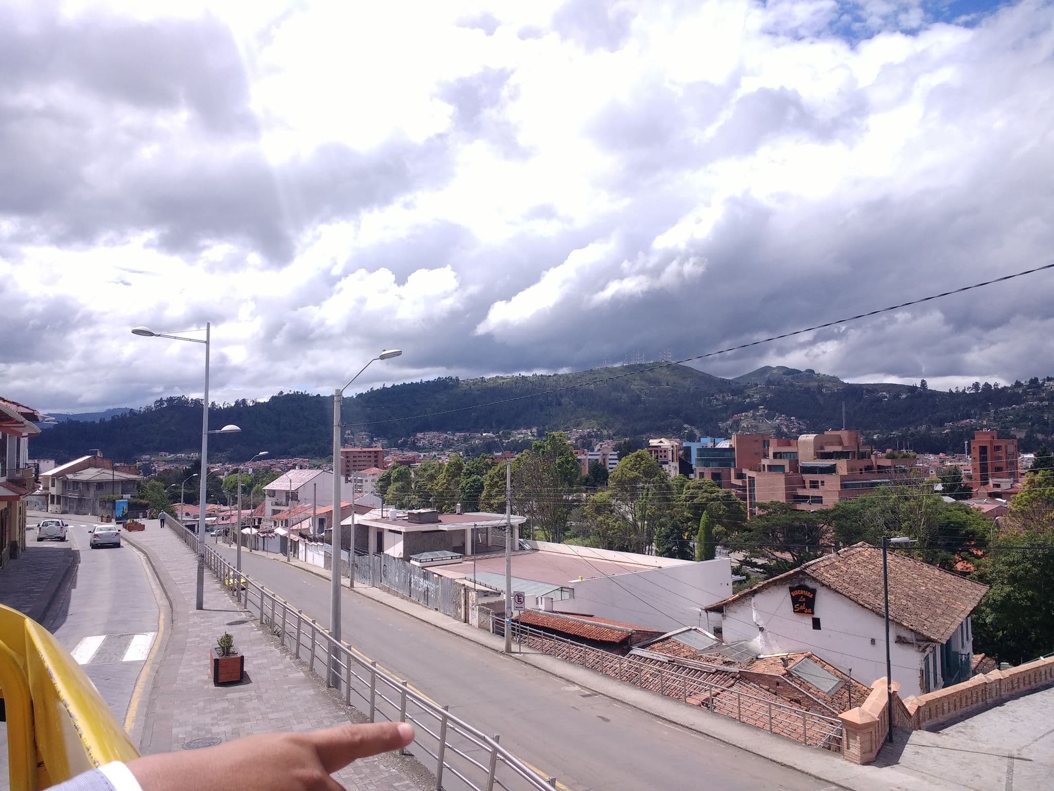 Street view near Santa Canela Hostel Bar & Grill, Cuenca — © angenio2 (CC BY-SA · Mapillary)