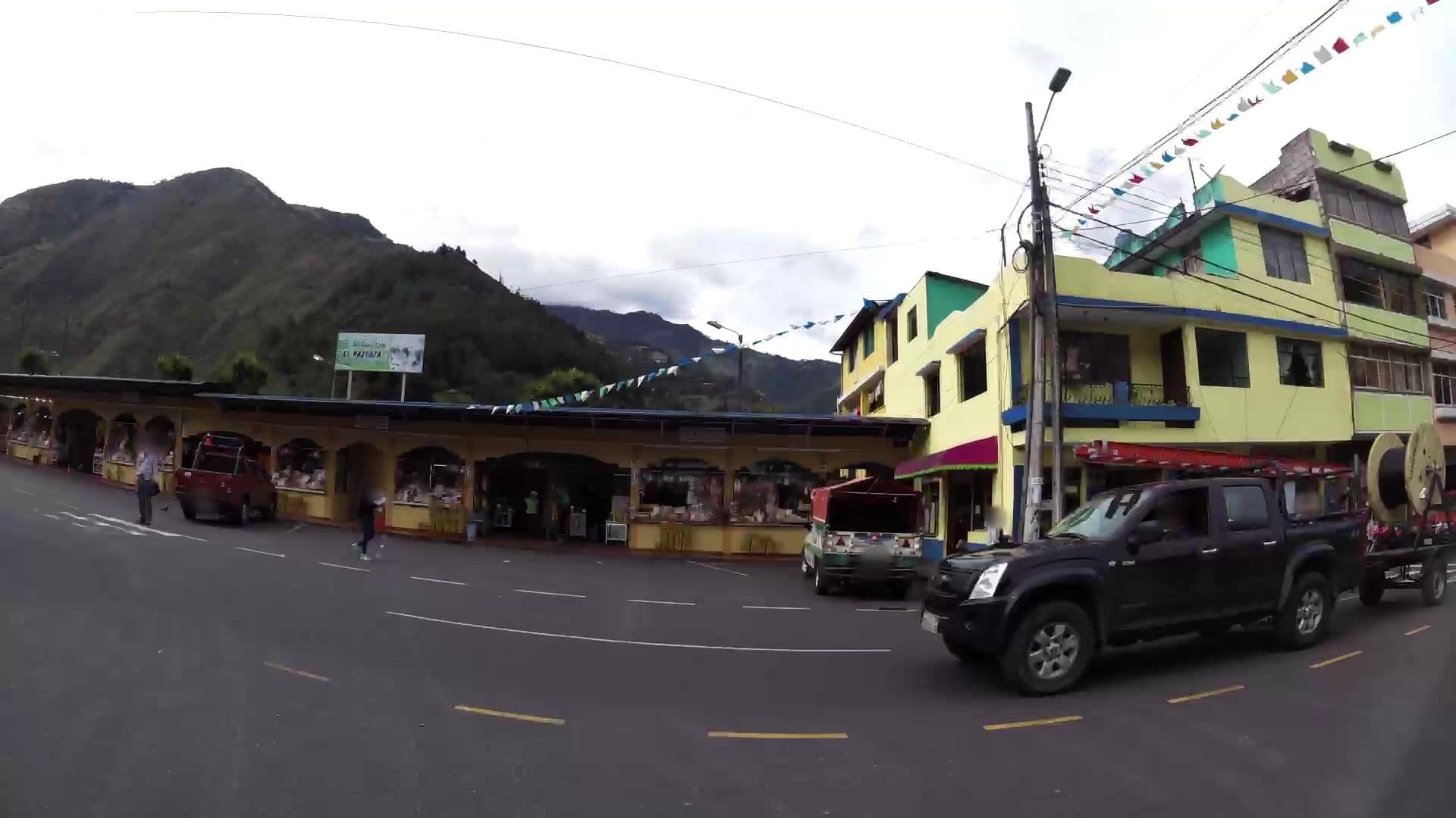 Street view near Puerta de Alcalá, Baños