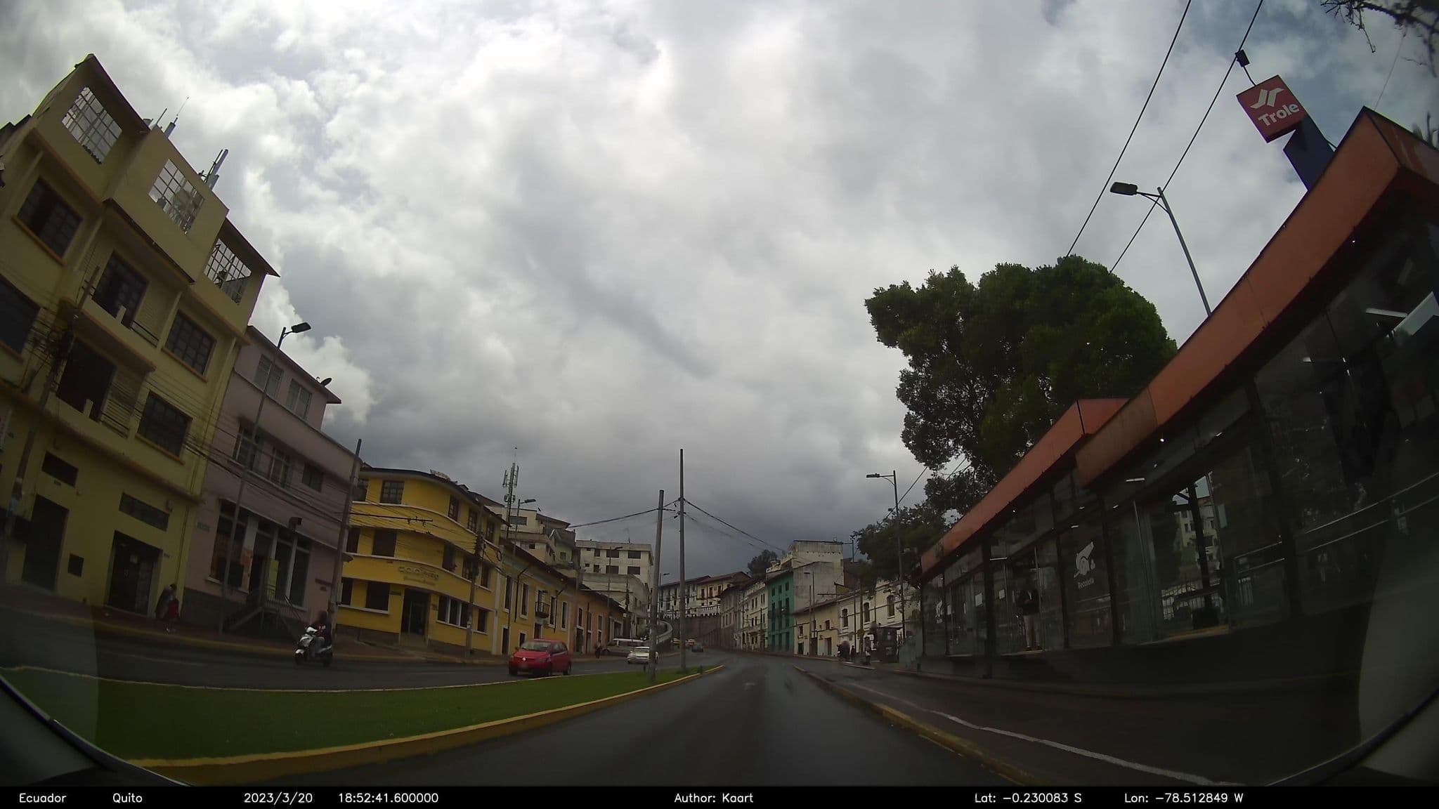 Street view near Reino de Quito, Quito