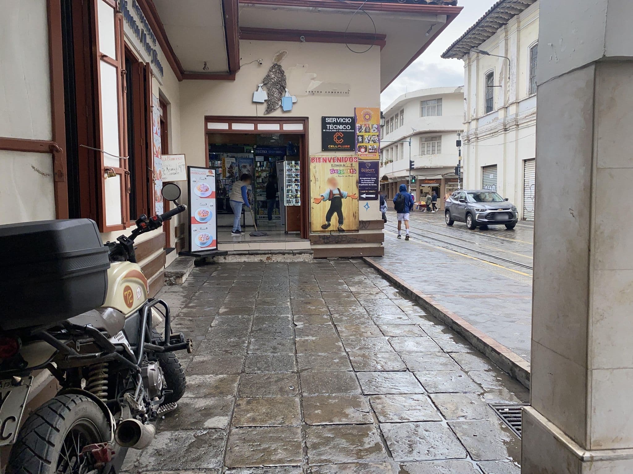 Street view near El conquistador, Cuenca — © Mishel5 (CC BY-SA · Mapillary)
