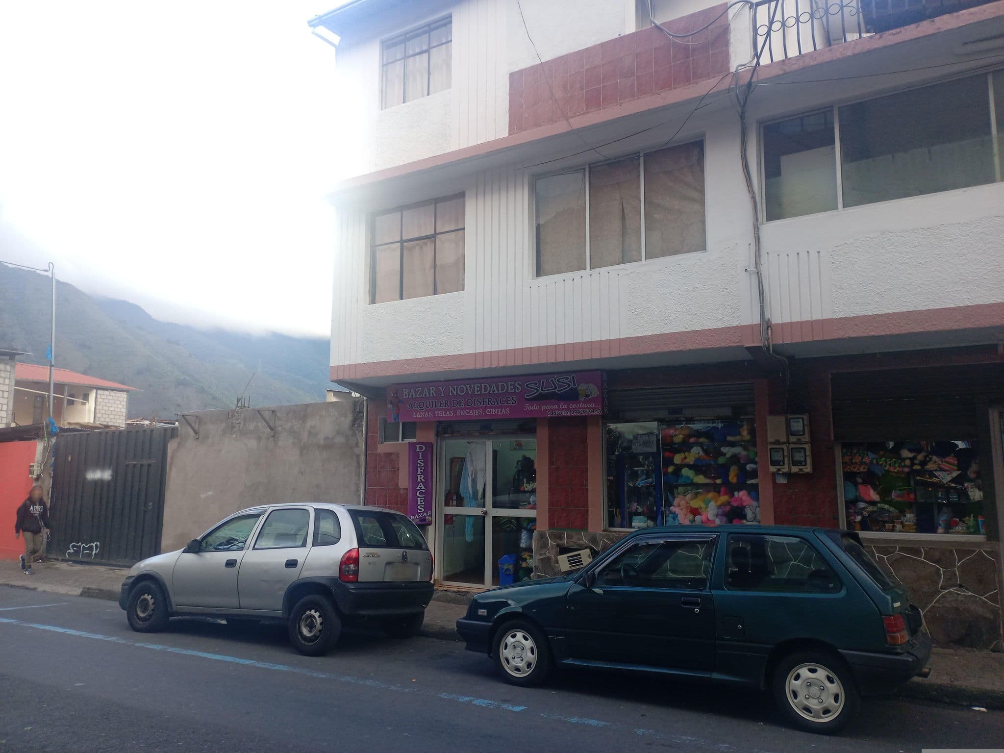 Street view near Hostel Dónde Iván, Baños — © evelynquilca (CC BY-SA · Mapillary)