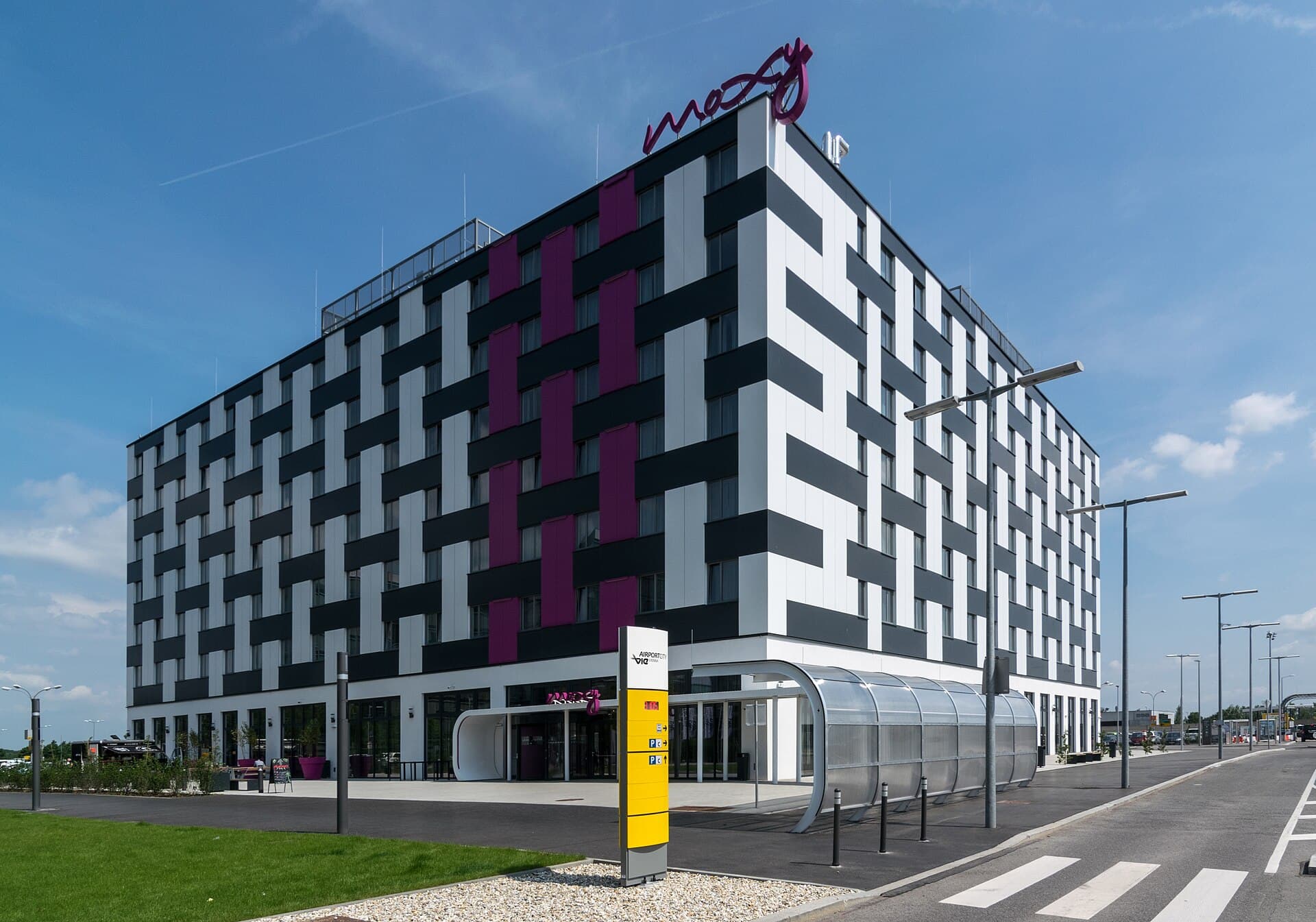 Moxy Vienna Airport (via Wikimedia Commons, GFDL 1.2)