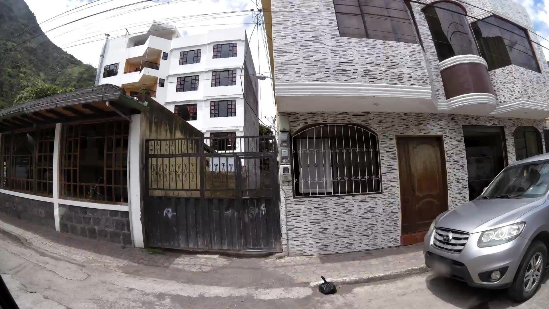 Street view near La chimenea, Baños