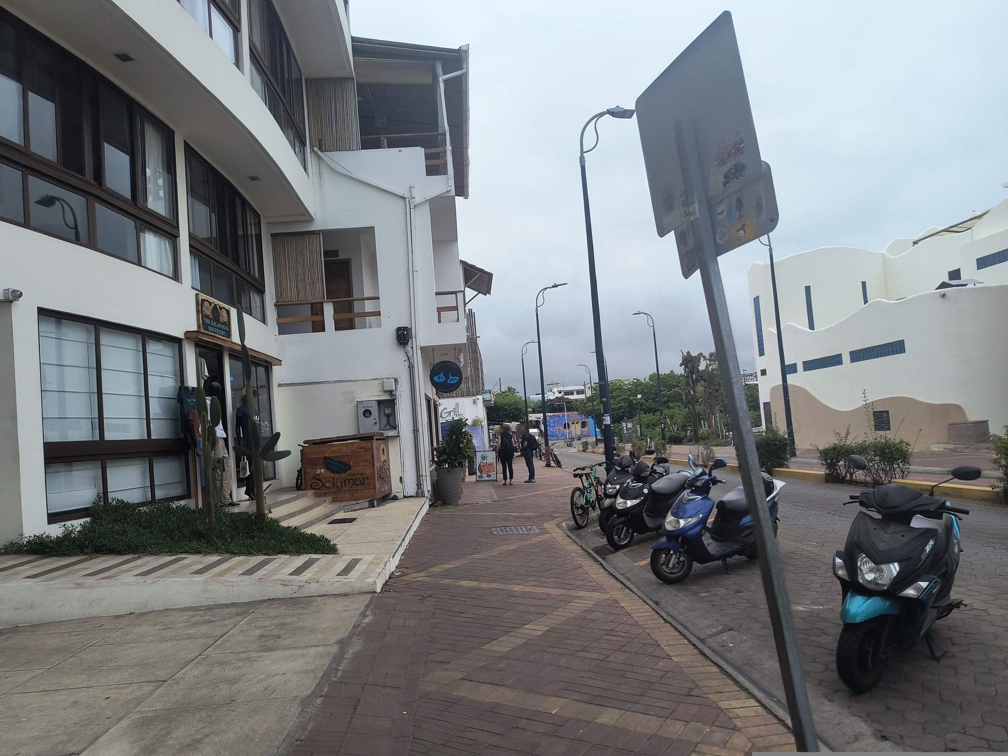 Street view near Sol y Mar, Puerto Ayora — © mapeadora (CC BY-SA · Mapillary)