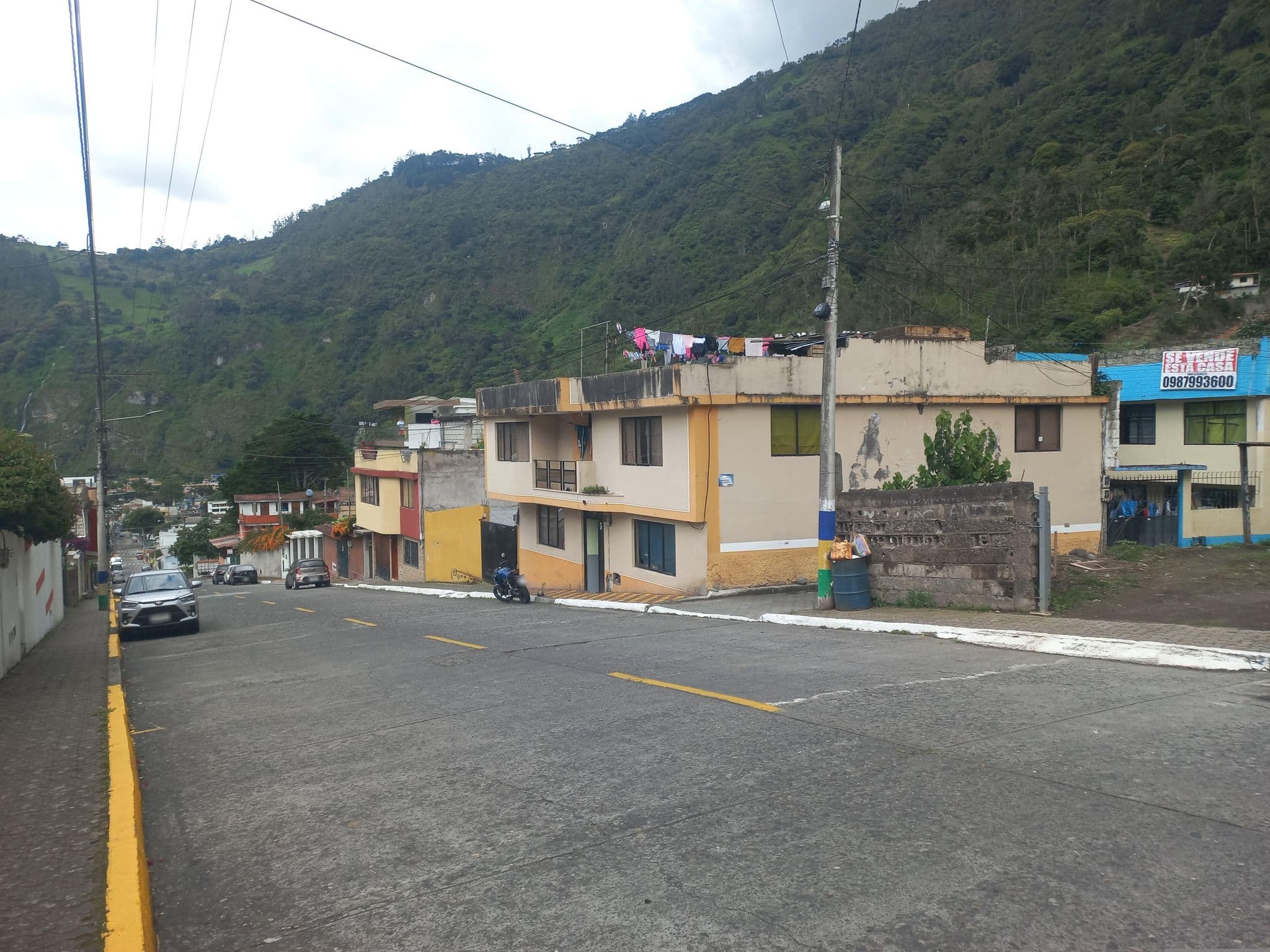 Street view near Spa Molino Blanco B&B, Baños — © domenicaacosta (CC BY-SA · Mapillary)