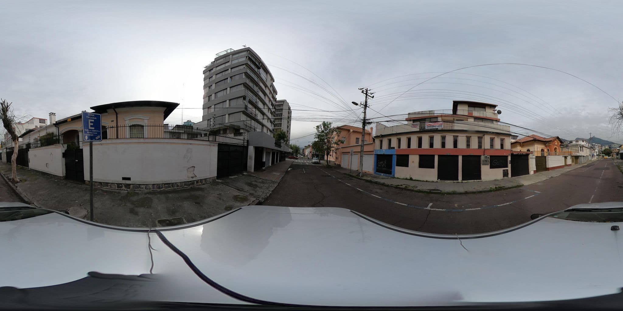 Street view near Hostal Portugal Petite, Quito — © kaart_2 (CC BY-SA · Mapillary)