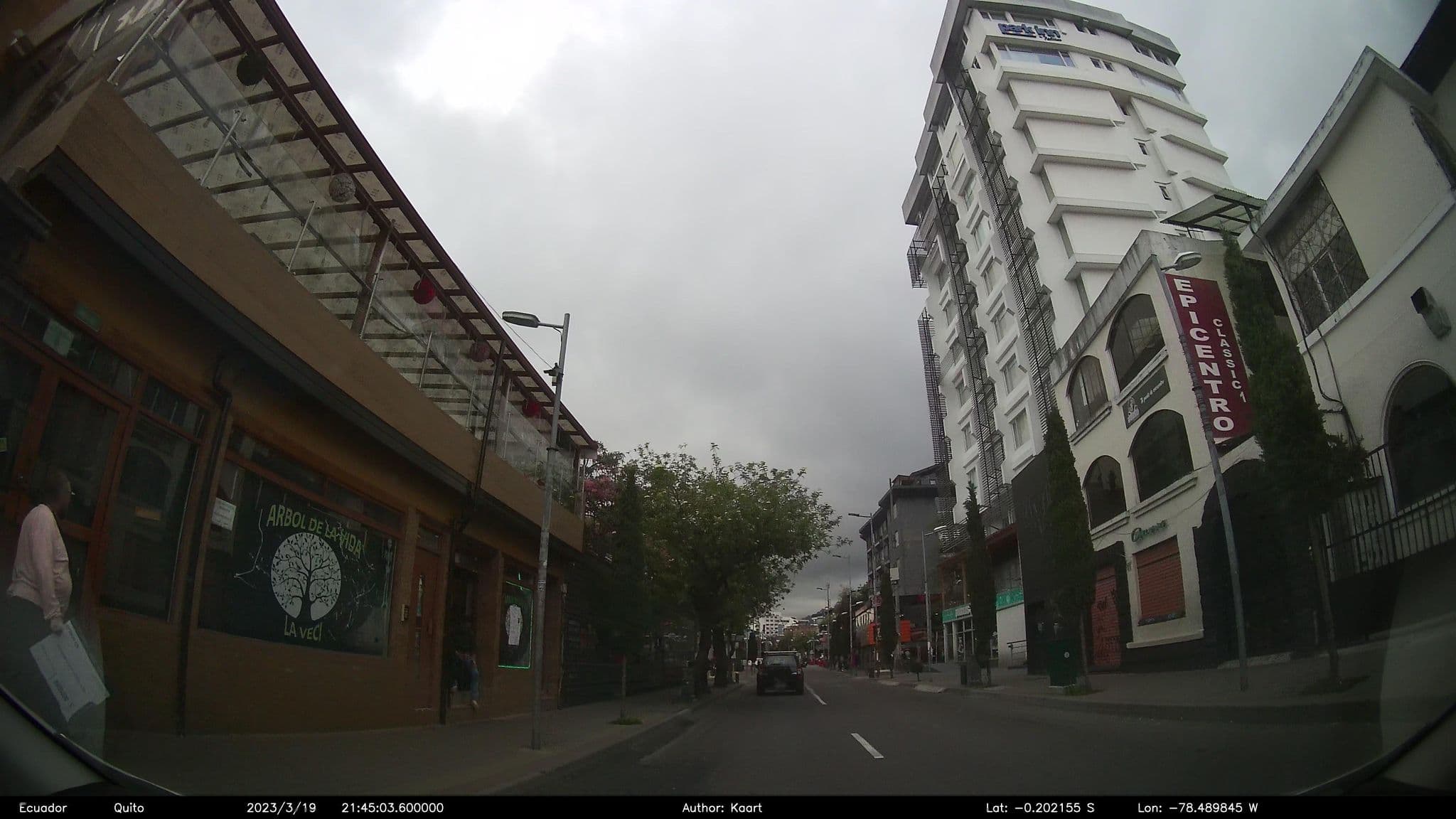 Street view near Hostal Killasumag, Quito