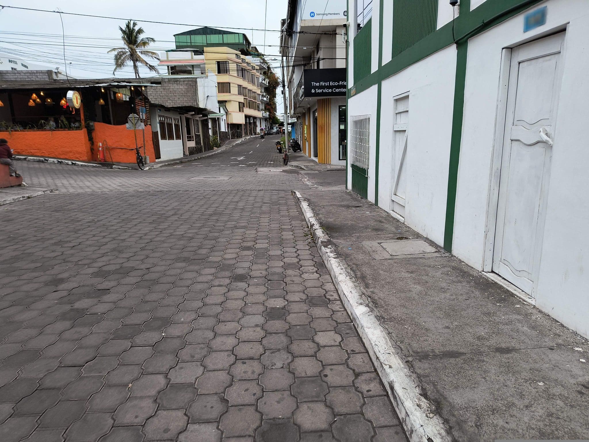 Street view near Hotel España, Puerto Ayora — © mapeadora (CC BY-SA · Mapillary)