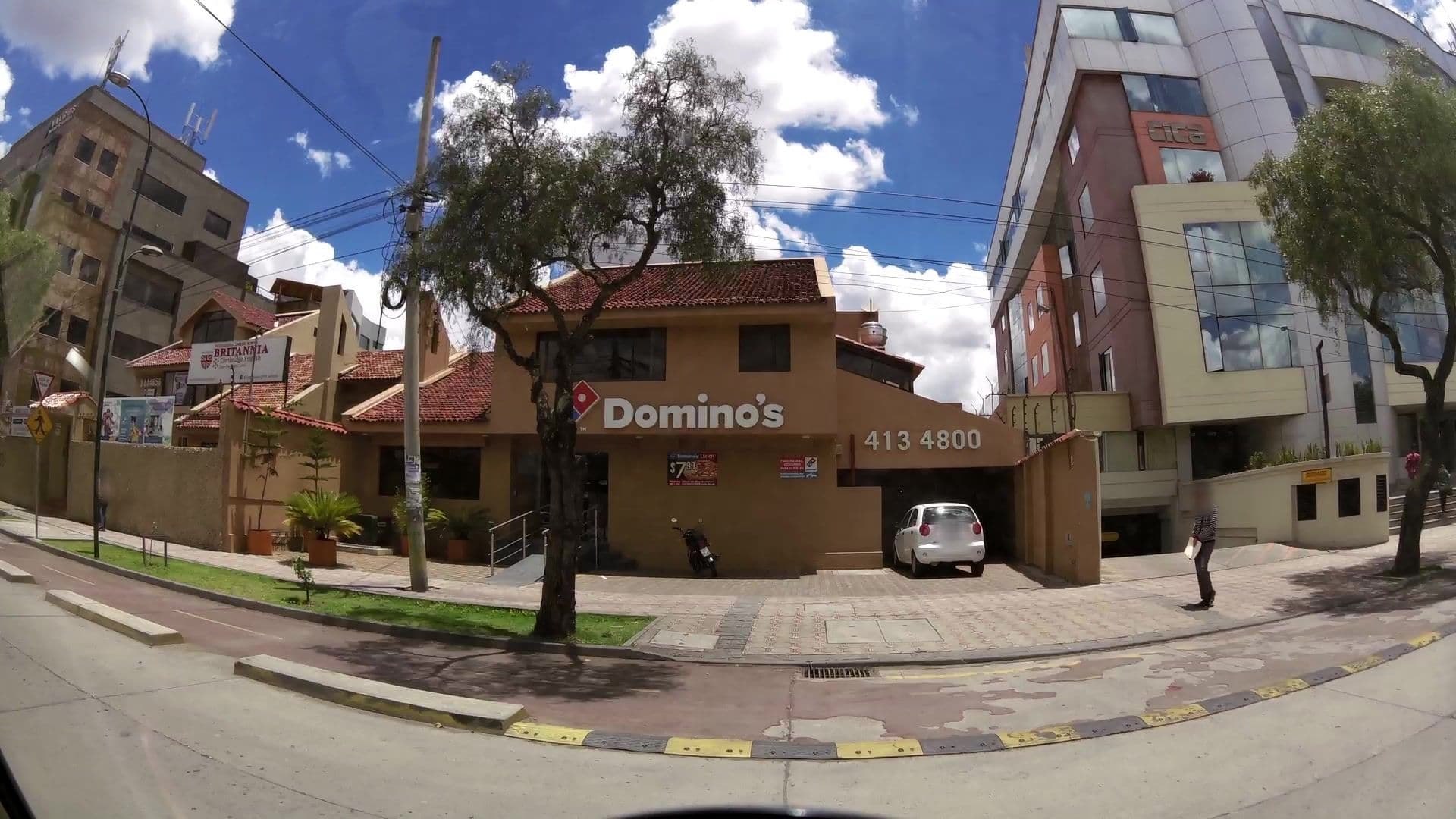 Street view near Hotel Valgus, Cuenca