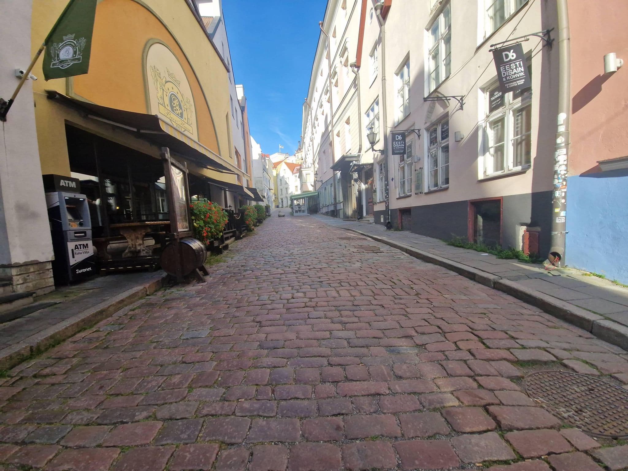 Street view near Merchant's House, Tallinn — © houtari (CC BY-SA · Mapillary)