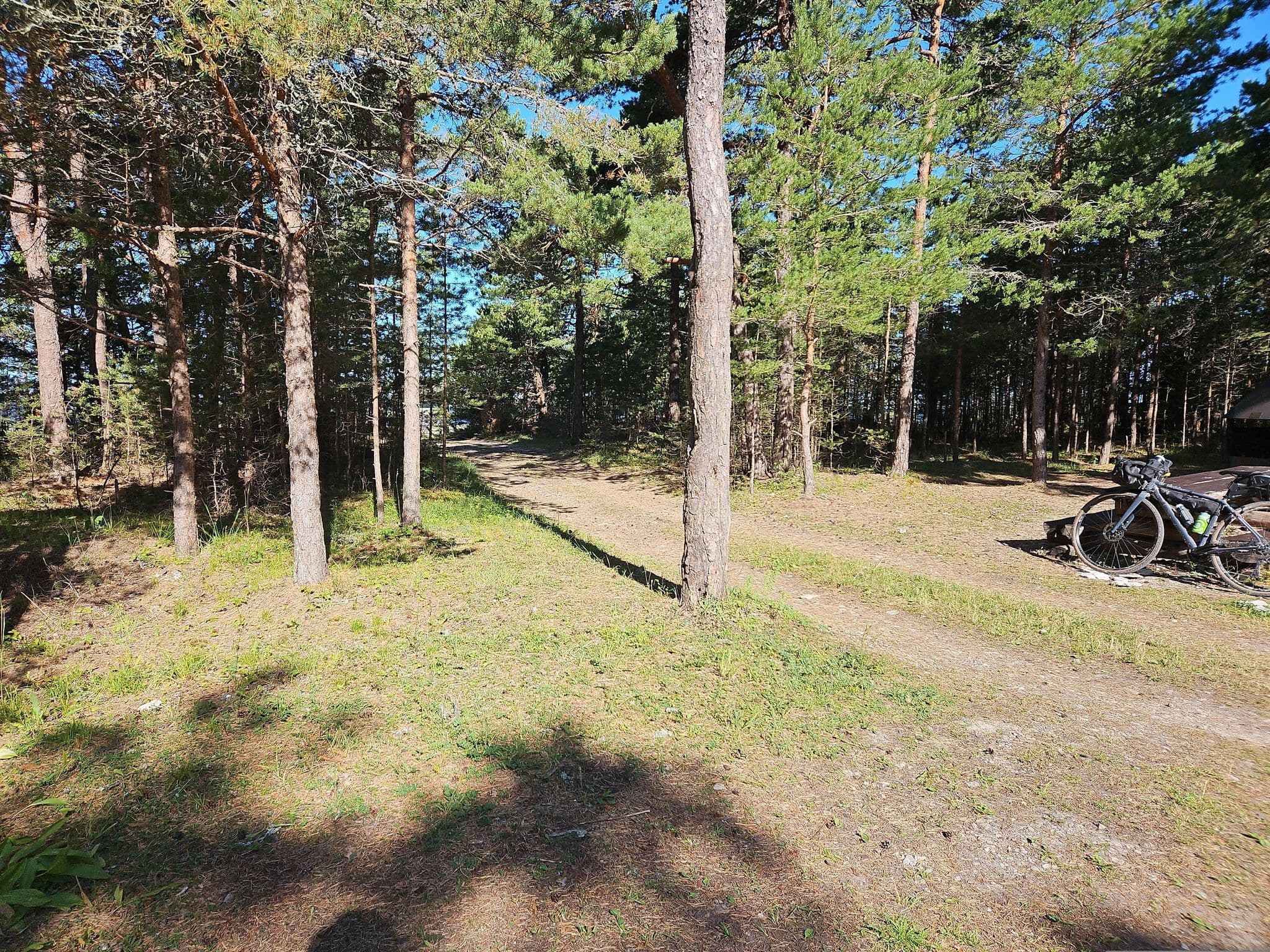 Street view near Kalasma telkimisala, Kuressaare — © ursus (CC BY-SA · Mapillary)