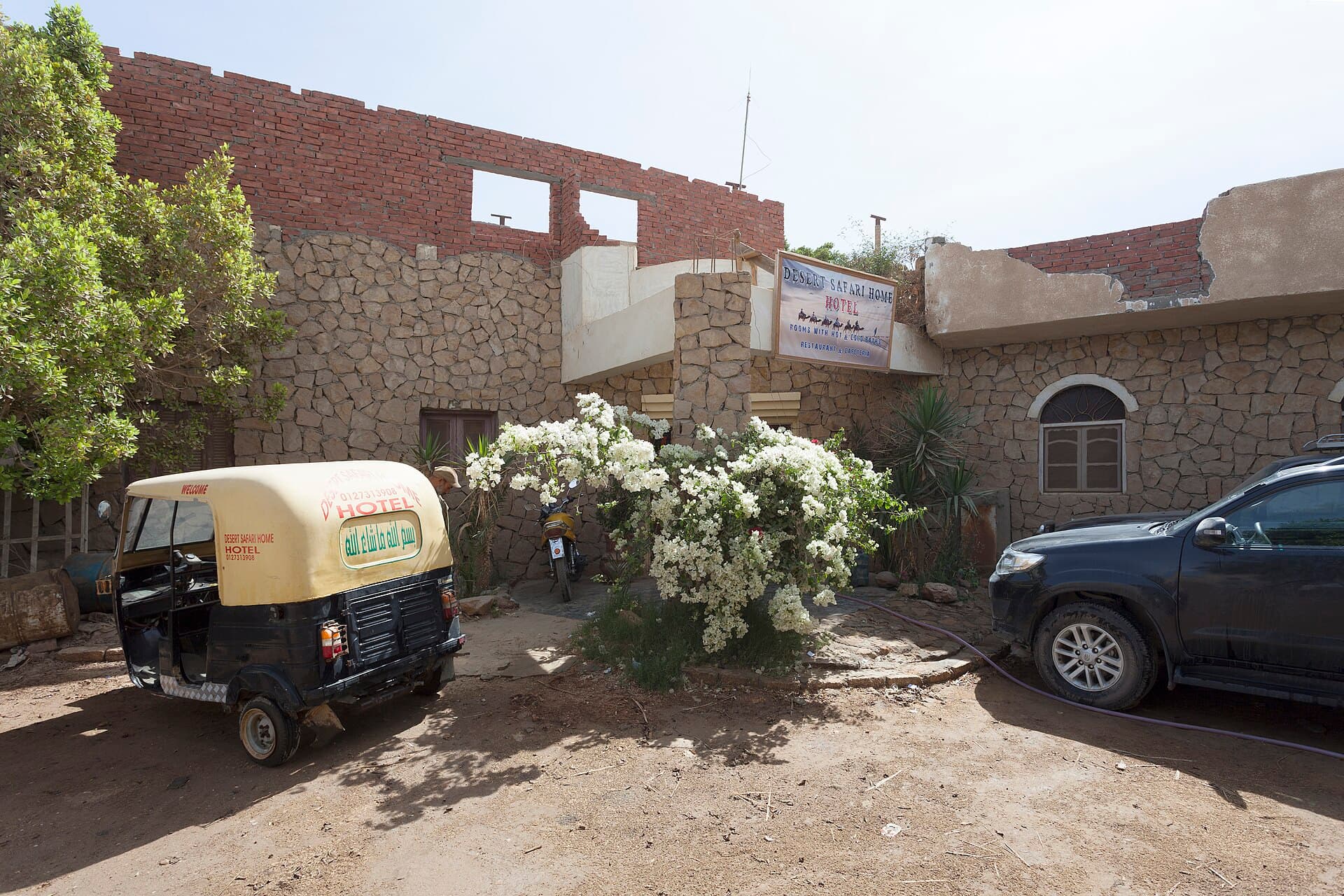 Desert Safari Home (via Wikimedia Commons, CC BY-SA 4.0)