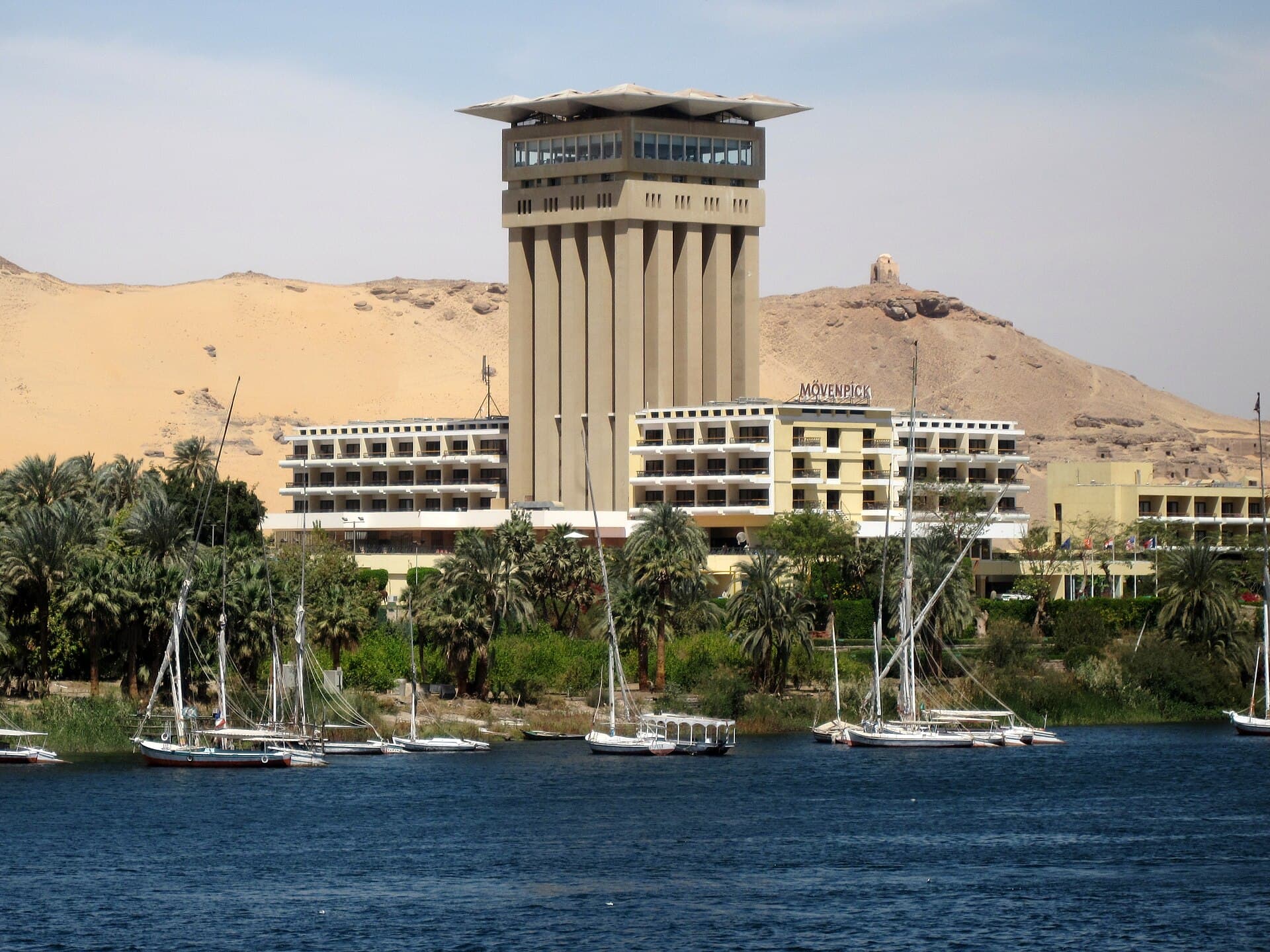 Mövenpick Resort Aswan (via Wikimedia Commons, CC BY 3.0)