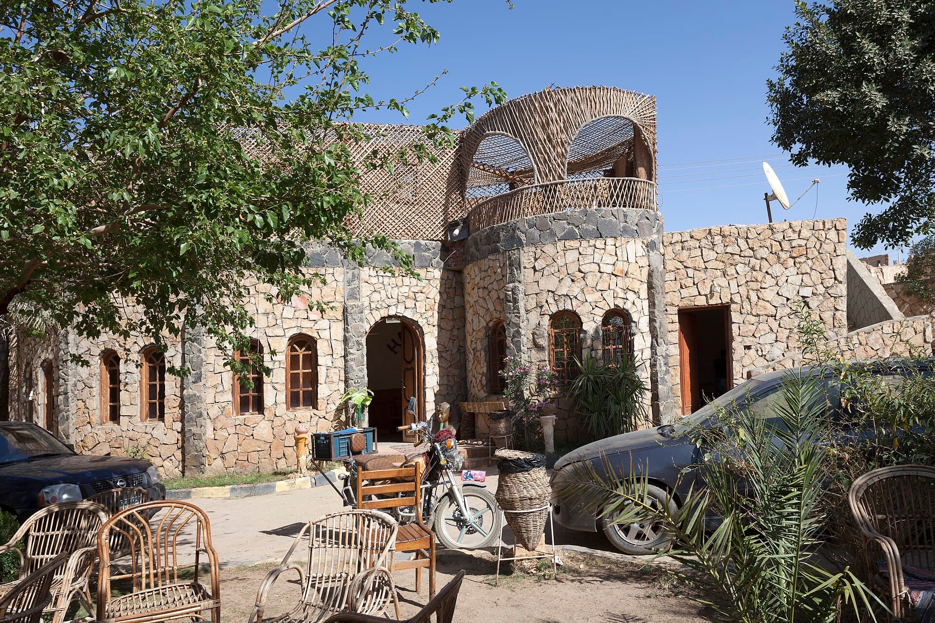 Old Oasis Hotel (via Wikimedia Commons, CC BY-SA 4.0)
